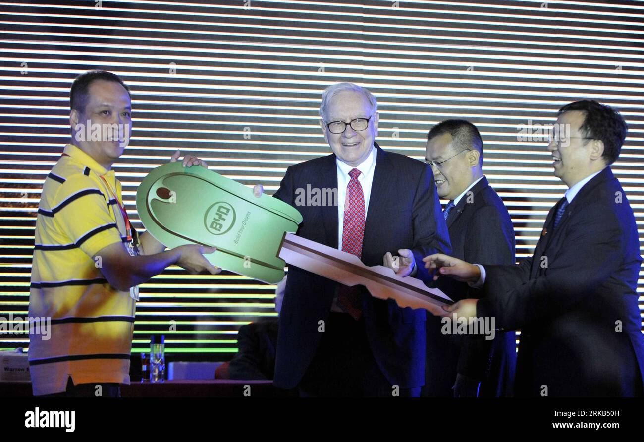 Bildnummer : 54472175 Datum : 27.09.2010 Copyright : imago/Xinhua (100927) -- SHENZHEN, 27 septembre 2010 (Xinhua) -- Warren Buffett (2e L) et le président de BYD Wang Chuanfu (1e R) passent symboliquement un modèle clé au propriétaire du millionième véhicule fabriqué par BYD, à Shenzhen, dans la province du Guangdong du sud de la Chine, le 27 septembre 2010. L'investisseur milliardaire Warren buffet a entamé lundi une visite de trois jours et demi en Chine, au cours de laquelle il participera à une série d'événements marketing de BYD, le producteur chinois de voitures électriques en pleine croissance dans lequel il a investi, et visitera le nouveau centre de recherche énergétique de BYD, Xinhua Learn Banque D'Images
