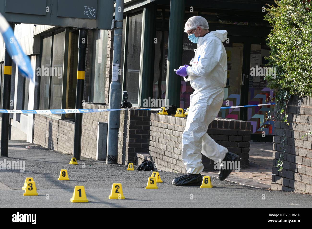 Parade, Birmingham, 24 août 2023 : un médecin légiste examine la scène après qu'un garçon de 16 ans ait été poignardé devant l'University College Birmingham jeudi après-midi. Un porte-parole de la police a déclaré BirminghamLive: "Nous avons été appelés à un coup de couteau à l'extérieur de l'University College Birmingham à Ladywood, à 14H40 aujourd'hui (24 août). Un enfant de 16 ans a été transporté à l'hôpital avec de graves blessures. « Nos demandes sont à un stade précoce et toute personne ayant des informations est priée de nous contacter via Live Chat sur notre site Web, ou en appelant 101, et de citer le journal 2794 du 24 août. » Crédit : Arrêter Press Media/Alamy Live News Banque D'Images