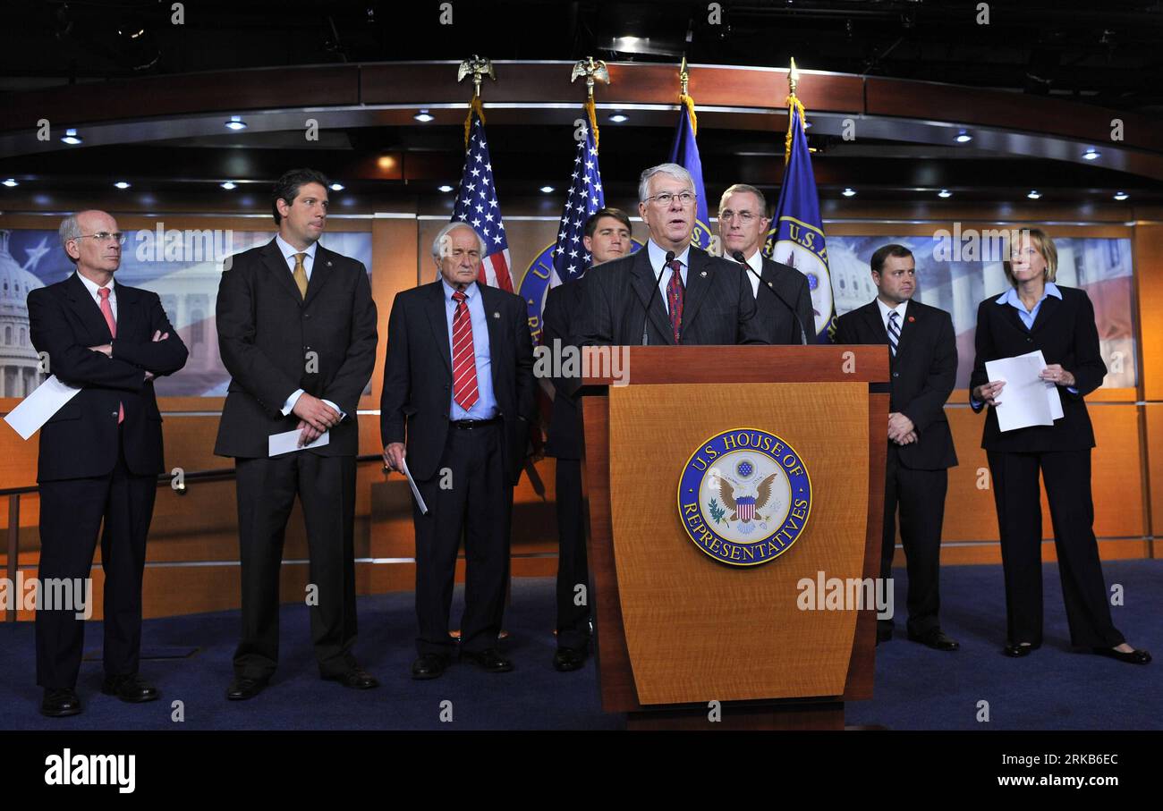 Bildnummer : 54494534 Datum : 29.09.2010 Copyright : imago/Xinhua (100930) -- WASHINGTON, 30 septembre 2010 (Xinhua) -- un membre du Congrès américain rencontre les médias après l'adoption du projet de loi à Washington, États-Unis, le 29 septembre 2010. La Chambre des représentants des États-Unis a adopté mercredi le projet de loi sur la réforme de la monnaie pour le commerce équitable, pour permettre aux États-Unis de demander des sanctions commerciales contre leurs partenaires commerciaux pour avoir prétendument manipulé leur monnaie, un nouveau mouvement du protectionnisme commercial croissant du pays. (Xinhua/Zhang Jun) (axy) États-Unis-WASHINGTON-MAISON DES REPRÉSENTANTS-DEVISES ÉTRANGÈRES-PROJET DE LOI PUBLICATI Banque D'Images