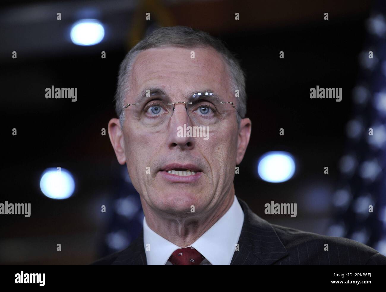 Bildnummer : 54494515 Datum : 29.09.2010 Copyright : imago/Xinhua (100930) -- WASHINGTON, 30 septembre 2010 (Xinhua) -- le membre du Congrès américain Tim Murphy, co-auteur du projet de loi, s'adresse aux médias après avoir adopté le projet de loi à Washington, aux États-Unis, le 29 septembre 2010. La Chambre des représentants des États-Unis a adopté mercredi le projet de loi sur la réforme de la monnaie pour le commerce équitable, pour permettre aux États-Unis de demander des sanctions commerciales contre leurs partenaires commerciaux pour avoir prétendument manipulé leur monnaie, un nouveau mouvement du protectionnisme commercial croissant du pays. (Xinhua/Zhang Jun) (axy) US-WASHINGTON-HOUSE OF REPRESENTATIV Banque D'Images