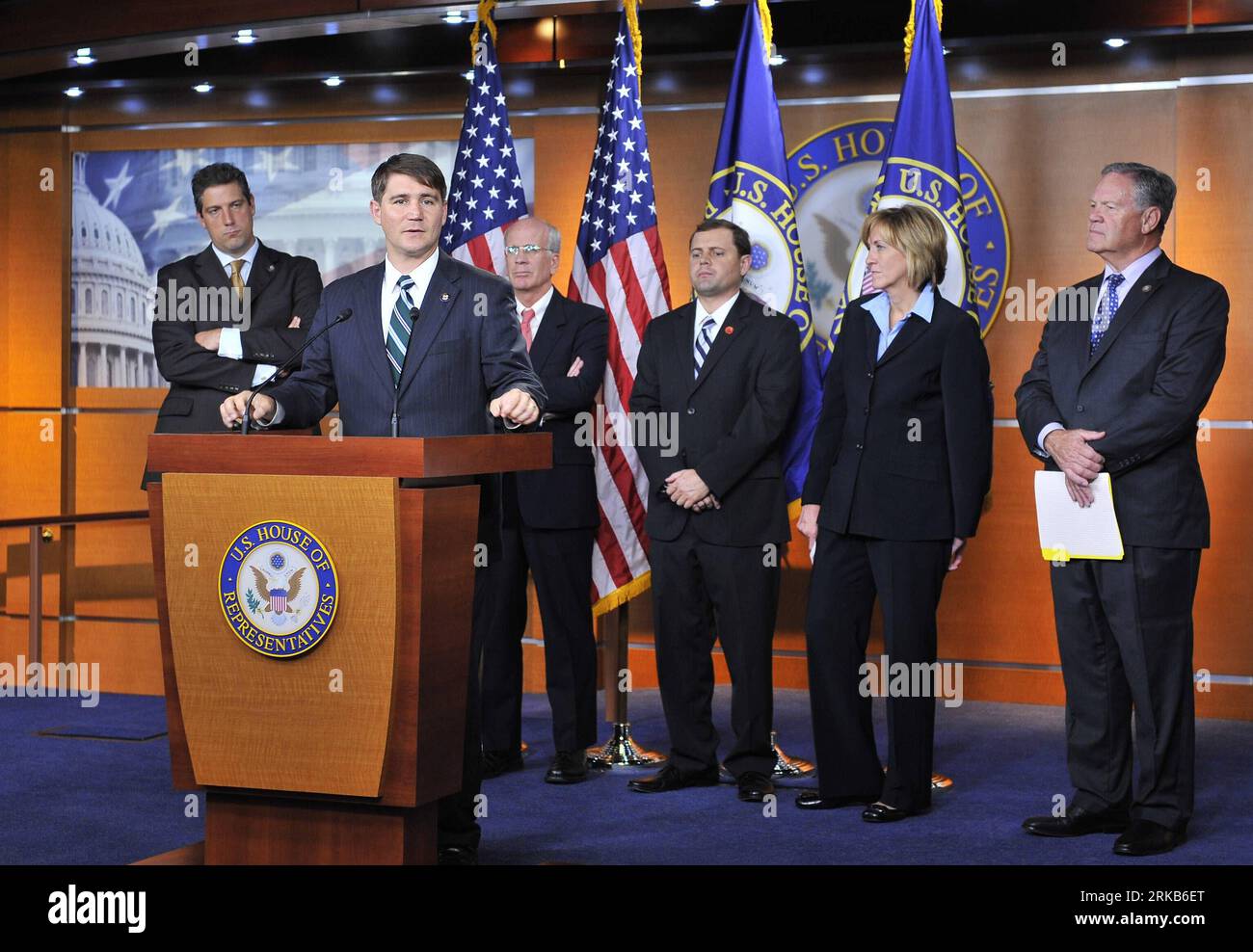 Bildnummer : 54494533 Datum : 29.09.2010 Copyright : imago/Xinhua (100930) -- WASHINGTON, 30 septembre 2010 (Xinhua) -- un membre du Congrès américain rencontre les médias après l'adoption du projet de loi à Washington, États-Unis, le 29 septembre 2010. La Chambre des représentants des États-Unis a adopté mercredi le projet de loi sur la réforme de la monnaie pour le commerce équitable, pour permettre aux États-Unis de demander des sanctions commerciales contre leurs partenaires commerciaux pour avoir prétendument manipulé leur monnaie, un nouveau mouvement du protectionnisme commercial croissant du pays. (Xinhua/Zhang Jun) (axy) États-Unis-WASHINGTON-MAISON DES REPRÉSENTANTS-DEVISES ÉTRANGÈRES-PROJET DE LOI PUBLICATI Banque D'Images