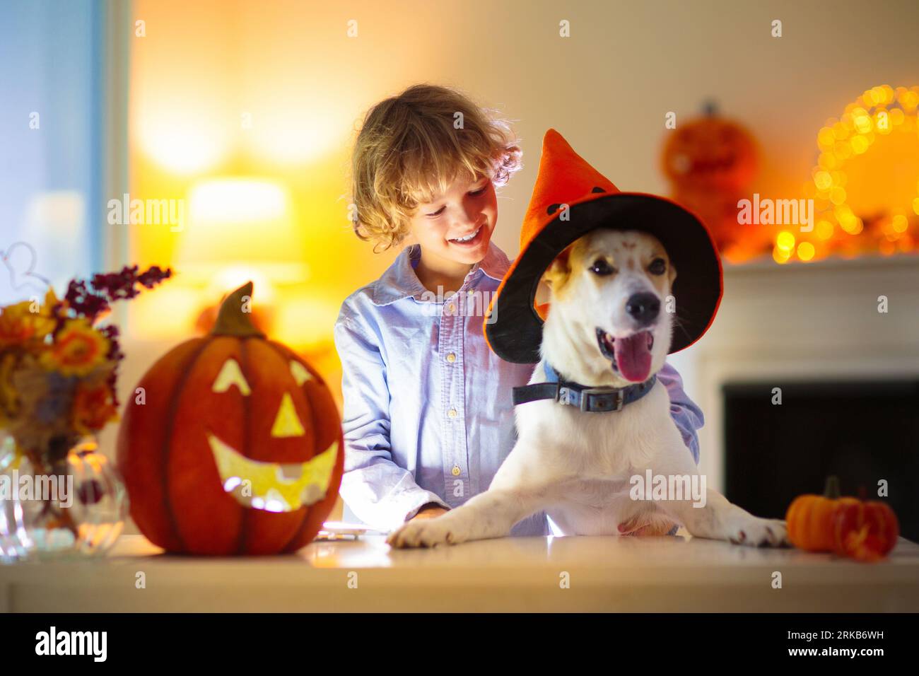 La famille sculptant de la citrouille pour Halloween. La mère et l'enfant coupent une lanterne de type Jack o pour une décoration traditionnelle. Banque D'Images