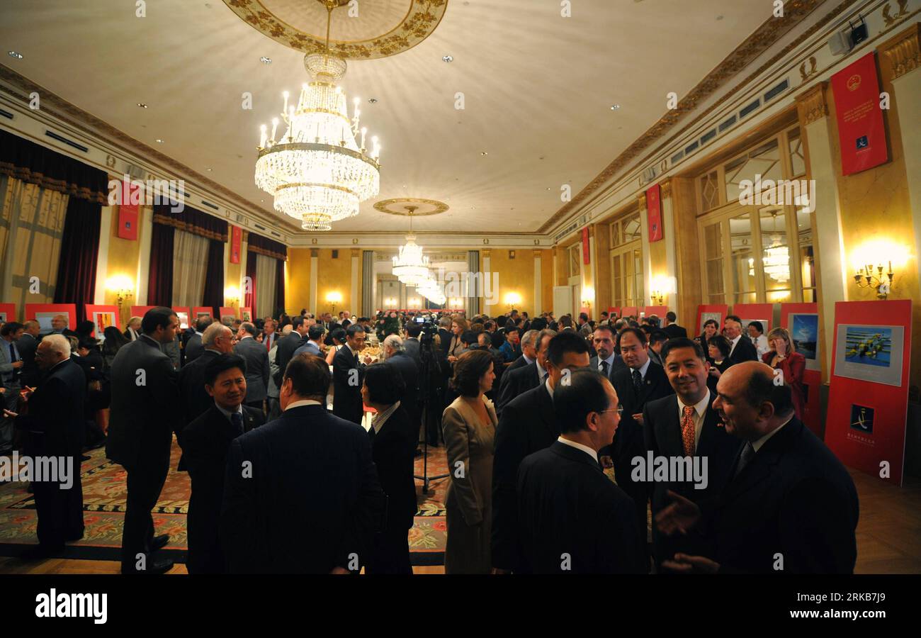 Bildnummer : 54505780 Datum : 01.10.2010 Copyright : imago/Xinhua (101002) -- ROME, 2 octobre 2010 (Xinhua) -- l'ambassade de Chine en Italie organise une réception pour célébrer le 61e anniversaire de la fondation de la République de Chine à Rome, capitale de l'Italie, le 1 octobre 2010. (Xinhua/Wang Qingqin) (wh) JOURNÉE NATIONALE ITALIE-CHINE RÉCEPTION PUBLICATIONxNOTxINxCHN Politik kbdig xmk 2010 quer o0 Botschaft, Nationalfeiertag, Jubiläum Bildnummer 54505780 Date 01 10 2010 Copyright Imago XINHUA Rome OCT 2 2010 XINHUA Ambassade de Chine en Italie OFFRE une réception pour célébrer le 61e anniversaire du FO Banque D'Images