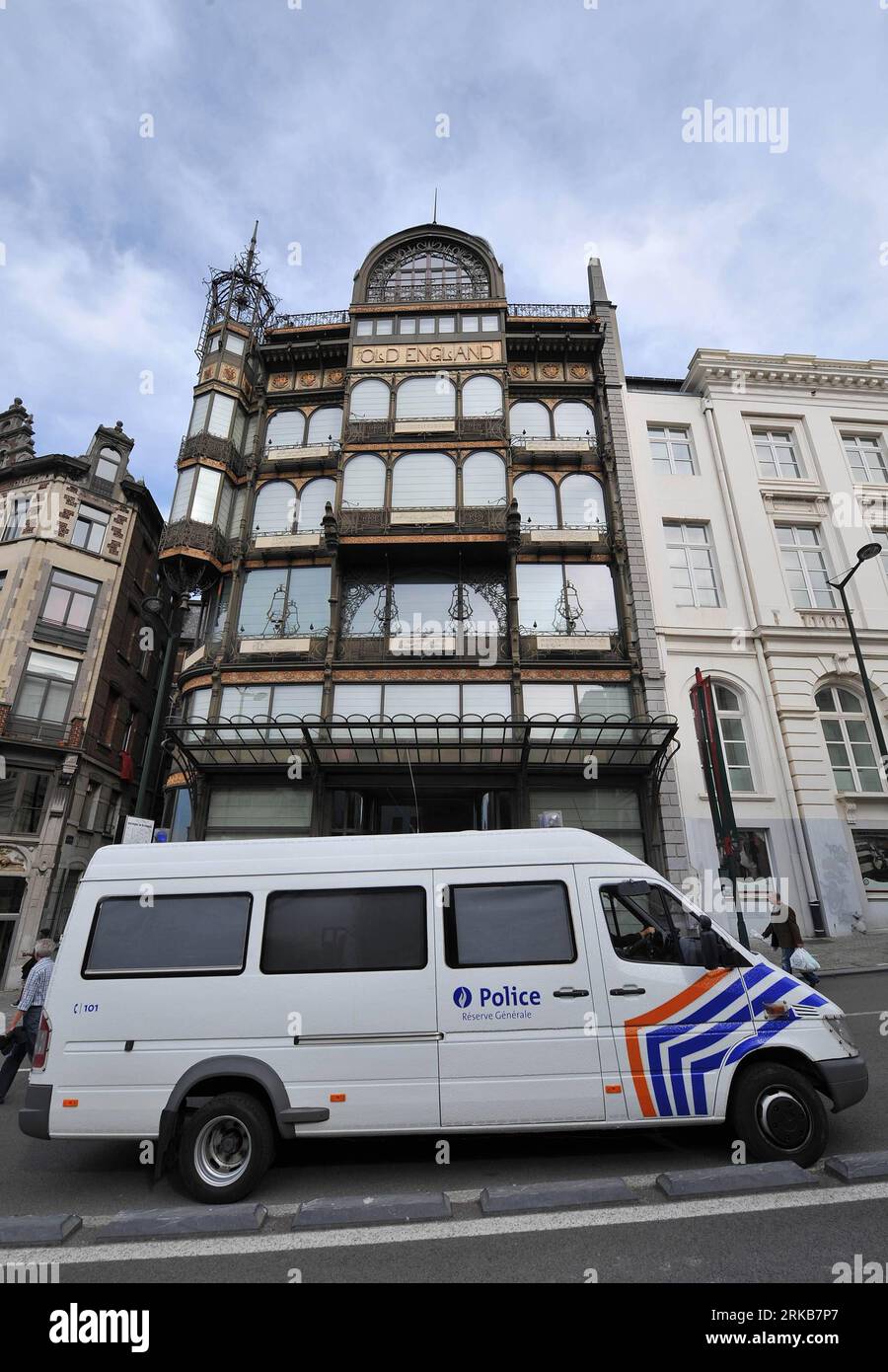 Bildnummer : 54507009 Datum : 03.10.2010 Copyright : imago/Xinhua (101003) -- BRUXELLES, 3 octobre 2010 (Xinhua) -- parkings de police devant le bâtiment historique Old England près du Palais Royal, lieu du 8e sommet Asie-Europe (ASEM) à Bruxelles, capitale de la Belgique, le 3 octobre 2010. Les dirigeants de plus de 40 pays participeront au sommet de l'ASEM du 4 au 5 octobre. (Xinhua/Wu Wei) (gj) BELGIUM-BRUSSELS-ASEM-SUMMIT-SECURITY PUBLICATIONxNOTxINxCHN Politik Asem8 Gipfel Polizei Sicherheit kbdig xub 2010 hoch o0 ASEM 8 Vorbereitungen, Bildnummer 54507009 Date 03 10 2010 copie Banque D'Images