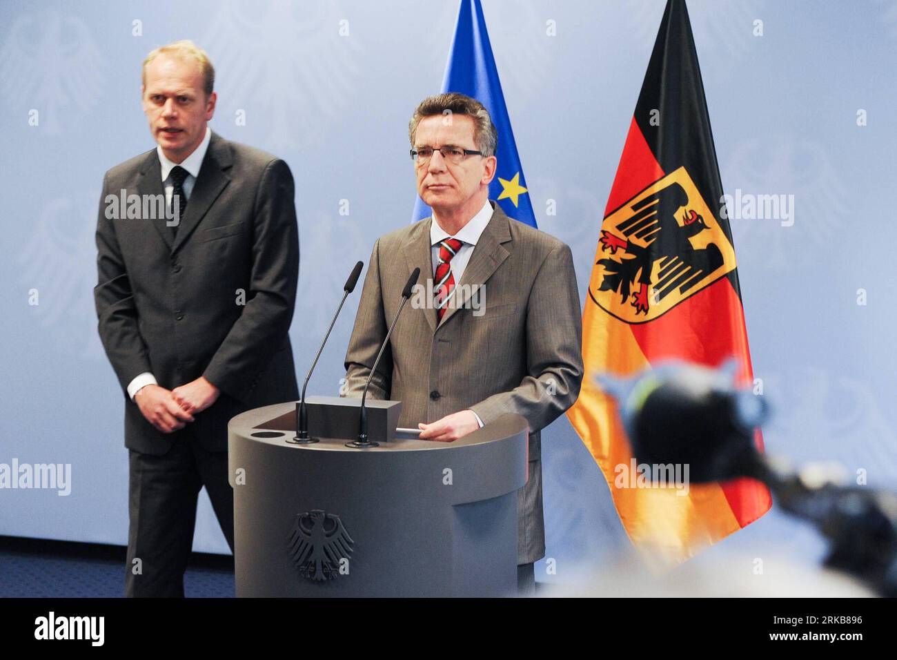 Bildnummer : 54510335 Datum : 04.10.2010 Copyright : imago/Xinhua (101004) -- BERLIN, 4 octobre 2010 (Xinhua) -- le ministre allemand de l'intérieur Thomas de Maiziere (à droite) assiste à une conférence de presse à Berlin, Allemagne, le 4 octobre 2010. Le ministre a déclaré aux journalistes qu'il n'y avait actuellement aucune indication d'une menace immédiate d'attaques prévues contre l'Allemagne, bien que le gouvernement américain ait émis une alerte aux voyageurs pour de possibles attaques en Europe. Le radiodiffuseur américain Fox News a cité des sources de renseignement qui ont déclaré dimanche que les militants prévoyaient de lancer une nouvelle série d'attaques à grande échelle contre des monuments en Europe Banque D'Images