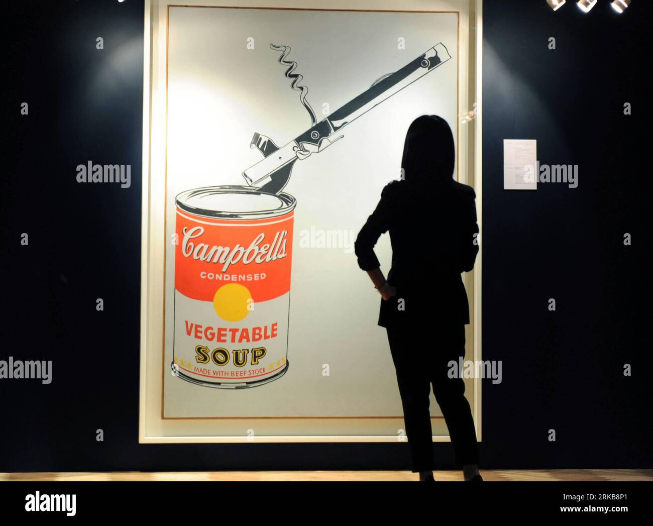 Bildnummer : 54515342 Datum : 06.10.2010 Copyright : imago/Xinhua (101006) - Hong Kong, 6 octobre 2010 (Xinhua) - la photo prise le 6 octobre 2010 montre Big Campbell s Soup CAN with CAN Opener par Andy Warhol avec une estimation de 30-50 millions de dollars américains lors de la présentation médiatique de Christie à Hong Kong, dans le sud de la Chine. Christie s organisera la soirée Impressionist and Modern Art le 3 novembre à New York. (Xinhua/Song Zhenping) (xzj) CHINA-HONG KONG-CHRISTIE S-AUCTION-PREVIEW (CN) PUBLICATIONxNOTxINxCHN Kultur Kunst Auktion Versteigerung Bild Gemälde Campbells Christies kbdig xmk 2010 quer Aufmacher premiumd Banque D'Images