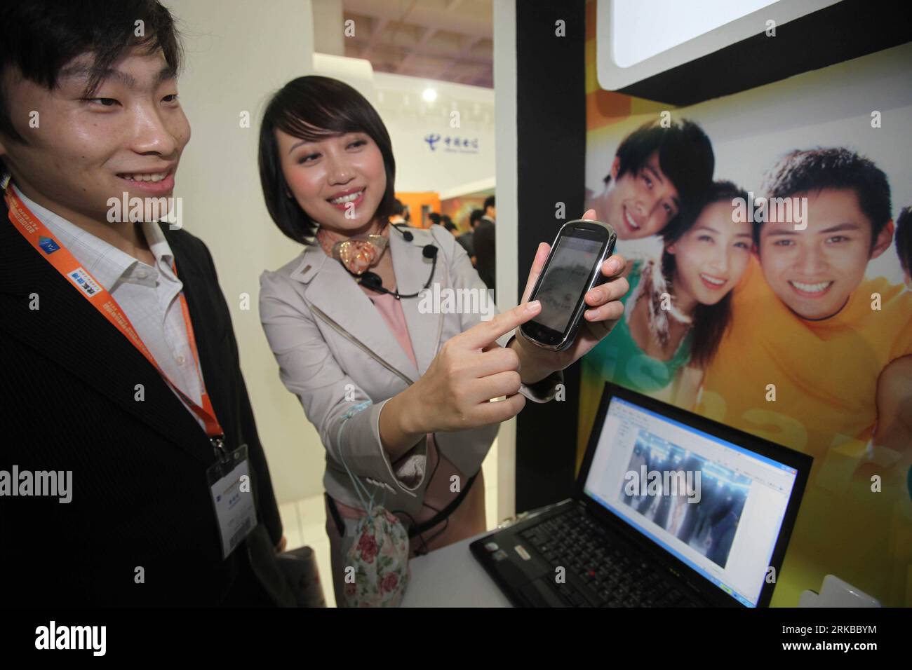 Bildnummer : 54530869 Datum : 12.10.2010 Copyright : imago/Xinhua (101013) -- BEIJING, 13 octobre 2010 (Xinhua) -- un participant présente un mobile 3G compatible Internet à P et T/Expo Comm China 2010 qui s'est tenu à Beijing, capitale de la Chine, le 12 octobre 2010. Les cinq jours P et T / Expo Comm China 2010, ont présenté la technologie de communication la plus avancée aux visiteurs, à partir de lundi. (Xinhua/Chen Xiaogen) (lb) CHINA-BEIJING-P and T/EXPO COMM CHINA (CN) PUBLICATIONxNOTxINxCHN Wirtschaft Messe Telekommunikation PT kbdig xmk 2010 quer premiumd Bildnummer 54530869 Date 12 10 2010 Copyright Imag Banque D'Images