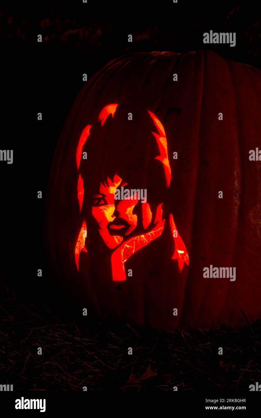 Citrouille d'Halloween sculptée comme le visage d'Elvira. Thème Halloween citrouille sculptée. Stoddard Avenue Pumpkin Glow. Dayton, Ohio, États-Unis. Banque D'Images