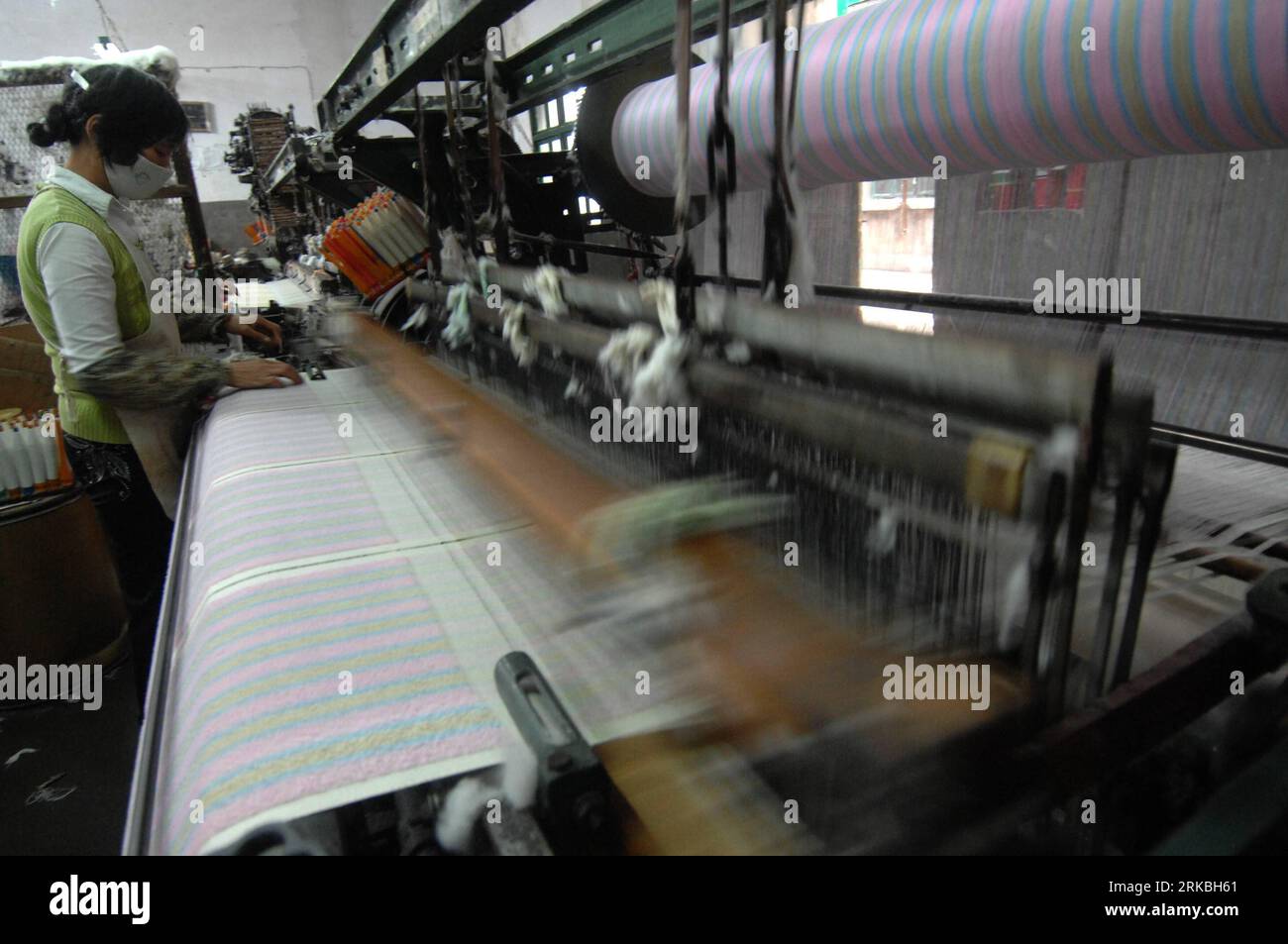 Bildnummer : 54560915 Datum : 22.10.2010 Copyright : imago/Xinhua HANGZHOU, 23 octobre 2010 (Xinhua) -- Un ouvrier travaille dans une usine de serviettes à Lanxi, province de Zhejiang dans l'est de la Chine, 22 octobre 2010. Les prix du coton sur les marchés spot et à terme en Chine ont grimpé considérablement depuis mai, dépassant tous deux le record le plus élevé de 25 000 yuans RMB (3 755 dollars américains) par tonne. Les prix sur le marché à terme ont augmenté de plus de 6 000 yuans RMB (902 dollars américains) au cours des 40 derniers jours depuis septembre. La montée en flèche continue des prix du coton et la croissance rapide de l'appréciation du RMB ont abaissé les bénéfices de l'entrée textile Banque D'Images