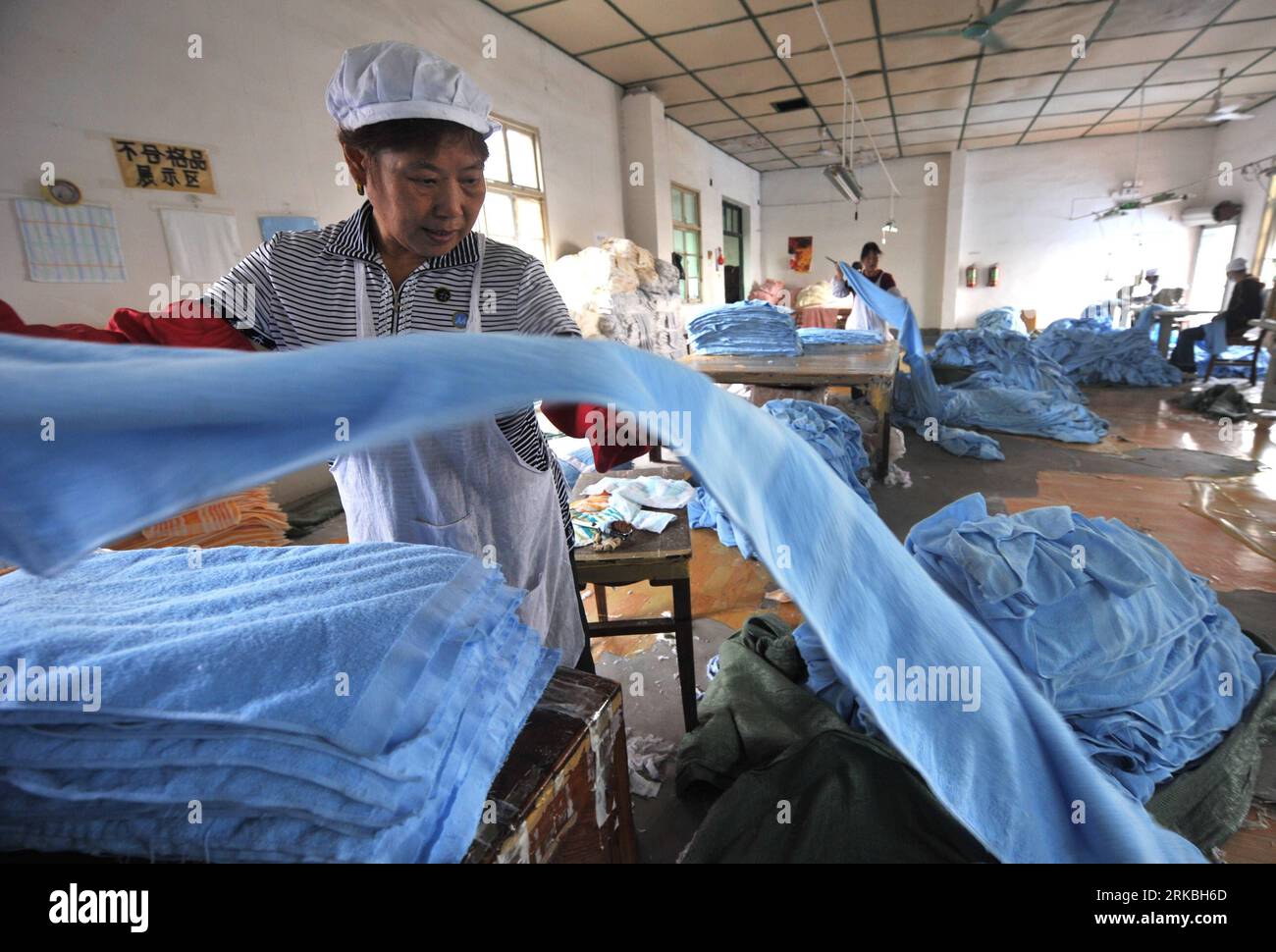 Bildnummer : 54560909 Datum : 22.10.2010 Copyright : imago/Xinhua HANGZHOU, 23 octobre 2010 (Xinhua) -- Un ouvrier travaille dans une usine de serviettes à Lanxi, province de Zhejiang dans l'est de la Chine, 22 octobre 2010. Les prix du coton sur les marchés spot et à terme en Chine ont grimpé considérablement depuis mai, dépassant tous deux le record le plus élevé de 25 000 yuans RMB (3 755 dollars américains) par tonne. Les prix sur le marché à terme ont augmenté de plus de 6 000 yuans RMB (902 dollars américains) au cours des 40 derniers jours depuis septembre. La montée en flèche continue des prix du coton et la croissance rapide de l'appréciation du RMB ont abaissé les bénéfices de l'entrée textile Banque D'Images