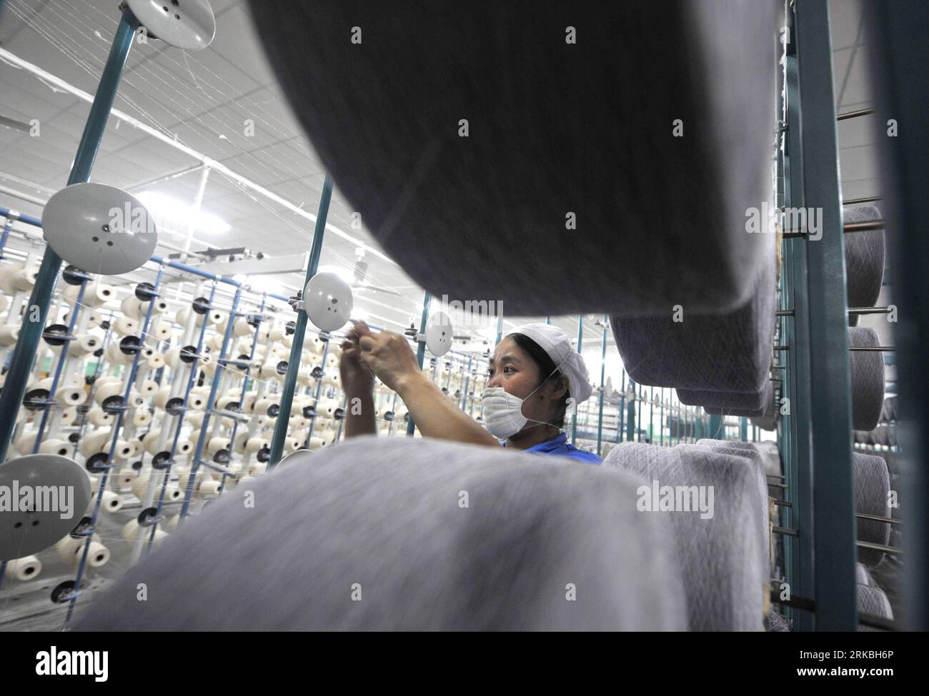 Bildnummer : 54560911 Datum : 22.10.2010 Copyright : imago/Xinhua HANGZHOU, 23 octobre 2010 (Xinhua) -- Un tisserand arrange du fil de coton dans une usine de la province du Zhejiang de l'est de la Chine, 22 octobre 2010. Les prix du coton sur les marchés spot et à terme en Chine ont grimpé considérablement depuis mai, dépassant tous deux le record le plus élevé de 25 000 yuans RMB (3 755 dollars américains) par tonne. Les prix sur le marché à terme ont augmenté de plus de 6 000 yuans RMB (902 dollars américains) au cours des 40 derniers jours depuis septembre. La montée en flèche continue des prix du coton et la croissance rapide de l'appréciation du RMB ont réduit les bénéfices de l'ente textile Banque D'Images