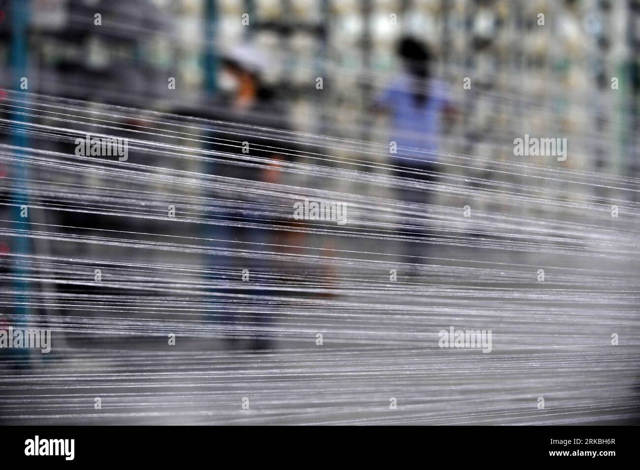 Bildnummer : 54560906 Datum : 22.10.2010 Copyright : imago/Xinhua HANGZHOU, 23 octobre 2010 (Xinhua) -- les tisserands travaillent dans une usine à Lanxi, province du Zhejiang dans l'est de la Chine, 22 octobre 2010. Les prix du coton sur les marchés spot et à terme en Chine ont grimpé considérablement depuis mai, dépassant tous deux le record le plus élevé de 25 000 yuans RMB (3 755 dollars américains) par tonne. Les prix sur le marché à terme ont augmenté de plus de 6 000 yuans RMB (902 dollars américains) au cours des 40 derniers jours depuis septembre. La montée en flèche continue des prix du coton et la croissance rapide de l'appréciation du RMB ont abaissé les bénéfices des entreprises textiles dans Banque D'Images