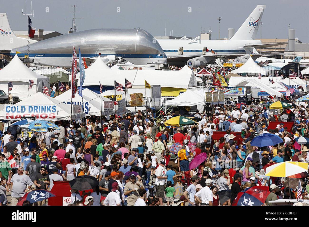 Bildnummer: 54562526 Datum: 24.10.2010 Copyright: imago/Xinhua (101025) -- HOUSTON, Oct. 25, 2010 (Xinhua) -- The Wings Over Houston Airshow is held at the Arlington Air Force Base, Texas, the United States, Oct. 24, 2010. (Xinhua/Song Qiong)(zcc) U.S.-HOUSTON-AIRSHOW PUBLICATIONxNOTxINxCHN Gesellschaft AirShow kbdig xcb 2010 quer o0 Flugzeuge Flugshow Totale Bildnummer 54562526 Date 24 10 2010 Copyright Imago XINHUA Houston OCT 25 2010 XINHUA The Wings Over Houston Airshow IS Hero AT The Arlington Air Force Base Texas The United States OCT 24 2010 XINHUA Song Qiong ZCC U S Houston Airs Banque D'Images