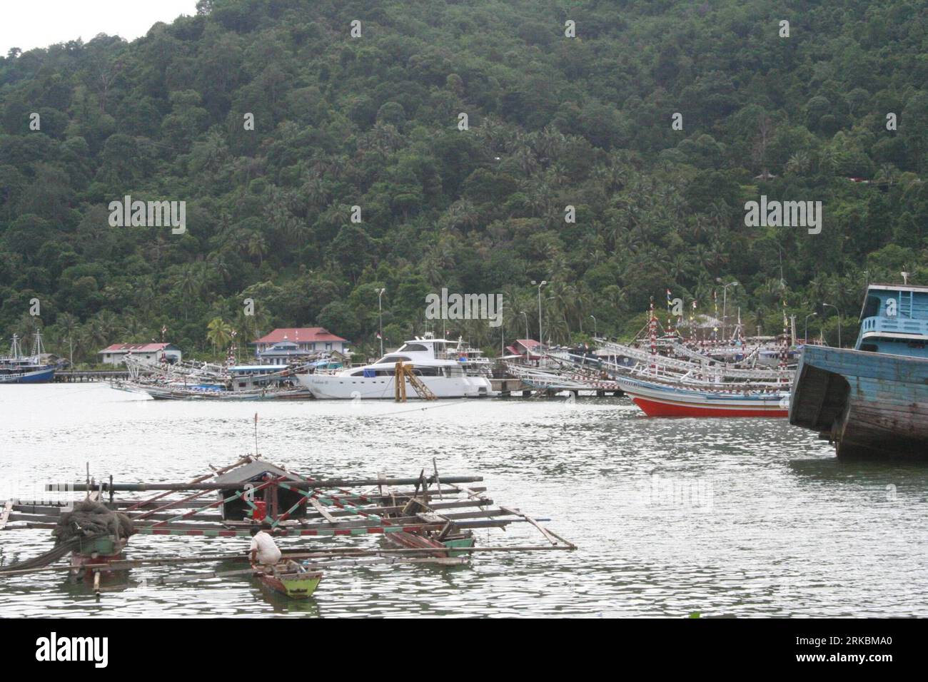 Bildnummer : 54577212 Datum : 28.10.2010 Copyright : imago/Xinhua (101028) -- YOGYAKARTA, 28 octobre 2010 (Xinhua) -- les bateaux de pêche et les voiliers rapides se retrouvent bloqués au port de Bungus dans la province de Sumatra Ouest de l'Indonésie, 28 octobre 2010. Les raz-de-marée autour de l'île de Sikakap, frappée par un tsunami meurtrier, ont entravé les efforts visant à fournir des secours à plus de 2 100 000 victimes du tsunami. Cependant, le cargo Barau est parti jeudi pour la zone sinistrée avec près de 300 sauveteurs et journalistes ainsi que du matériel de secours. (Xinhua/Li Xiaoyu) (lyx) INDONÉSIE-TSUNAMI-SAUVETEURS-SECOURS PUBLICATIONxNOTxINxCHN Banque D'Images