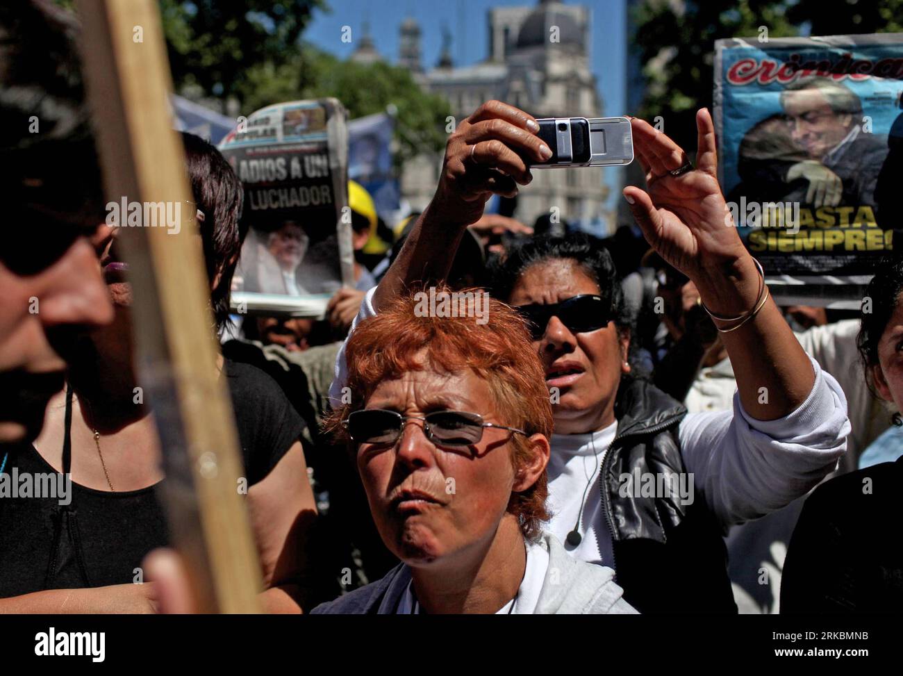 Bildnummer : 54578644 Datum : 28.10.2010 Copyright : imago/Xinhua BUENOS AIRES, 28 octobre 2010 (Xinhua) -- rassemblez-vous devant la Casa Rosada, palais présidentiel argentin, pour rendre hommage à l'ancien président argentin Nestor Kirchner à Buenos Aires, Argentine, le 28 octobre 2010. L’ancien président argentin Nestor Kirchner (2003-2007), époux de la présidente Argentine en exercice Cristina Fernandez de Kirchner, est décédé mercredi d’une crise cardiaque. (Xinhua/Juan Vittori) (zw) ARGENTINA-BUENOS AIRES-KIRCHNER-FUNERAL PUBLICATIONxNOTxINxCHN Politik People Trauer Tod Trauerfeier Gedenken Abschied kbdig xub Banque D'Images