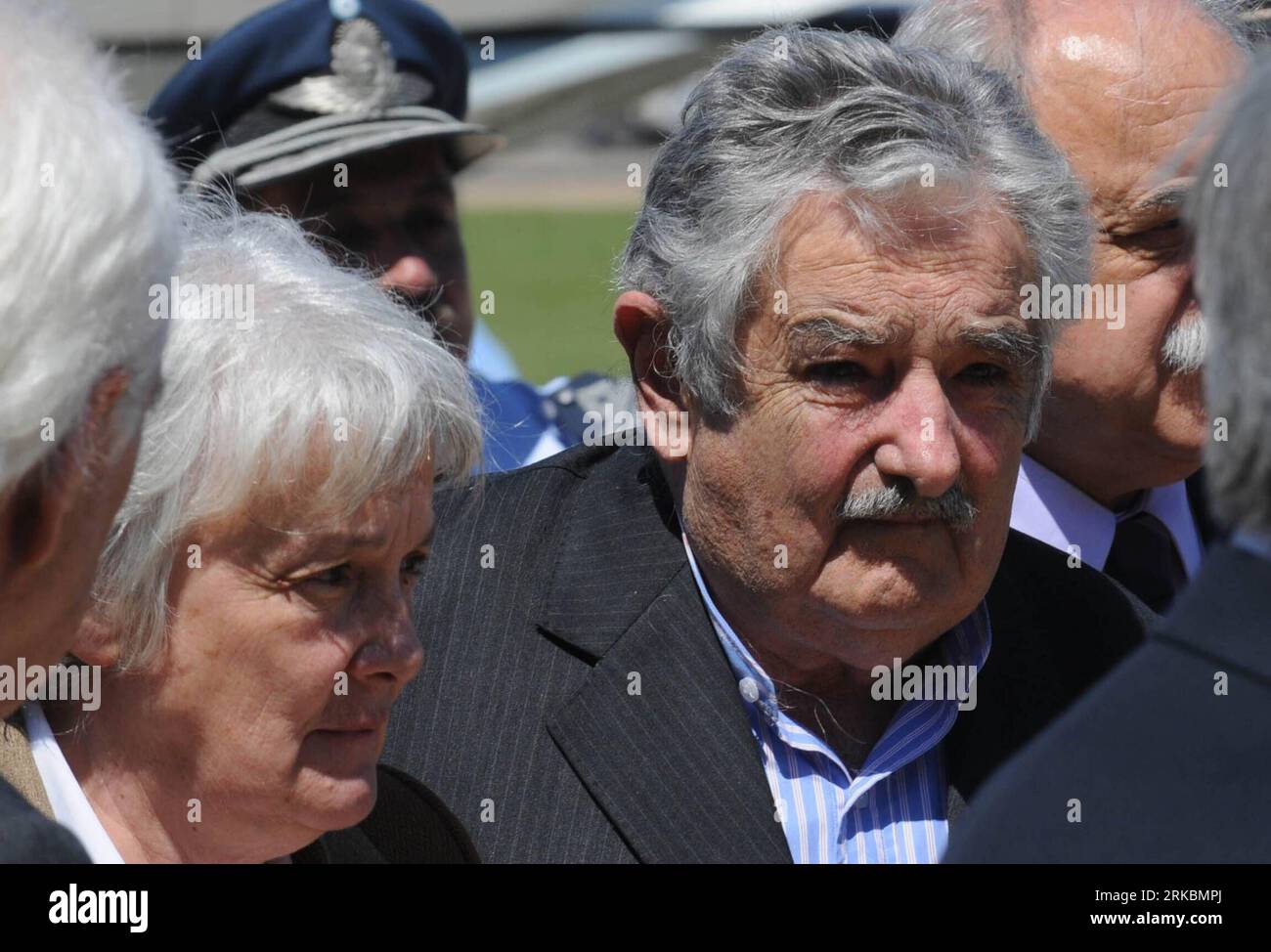 Bildnummer : 54578652 Datum : 28.10.2010 Copyright : imago/Xinhua BUENOS AIRES, 28 octobre 2010 (Xinhua) -- le président de l'Uruguay Jose Mujica (à droite) arrive pour assister aux funérailles de l'ancien président de l'Argentine Nestor Kirchner, à Buenos Aires, Argentine, le 28 octobre 2010. L’ancien président argentin Nestor Kirchner (2003-2007), époux de la présidente Argentine en exercice Cristina Fernandez de Kirchner, est décédé mercredi d’une crise cardiaque. (Xinhua) (zw) ARGENTINA-BUENOS AIRES-KIRCHNER-DEATH PUBLICATIONxNOTxINxCHN Politik People Trauer Tod Trauerfeier Gedenken Abschied kbdig xub 2010 quer Bildnummer 5457865 Banque D'Images