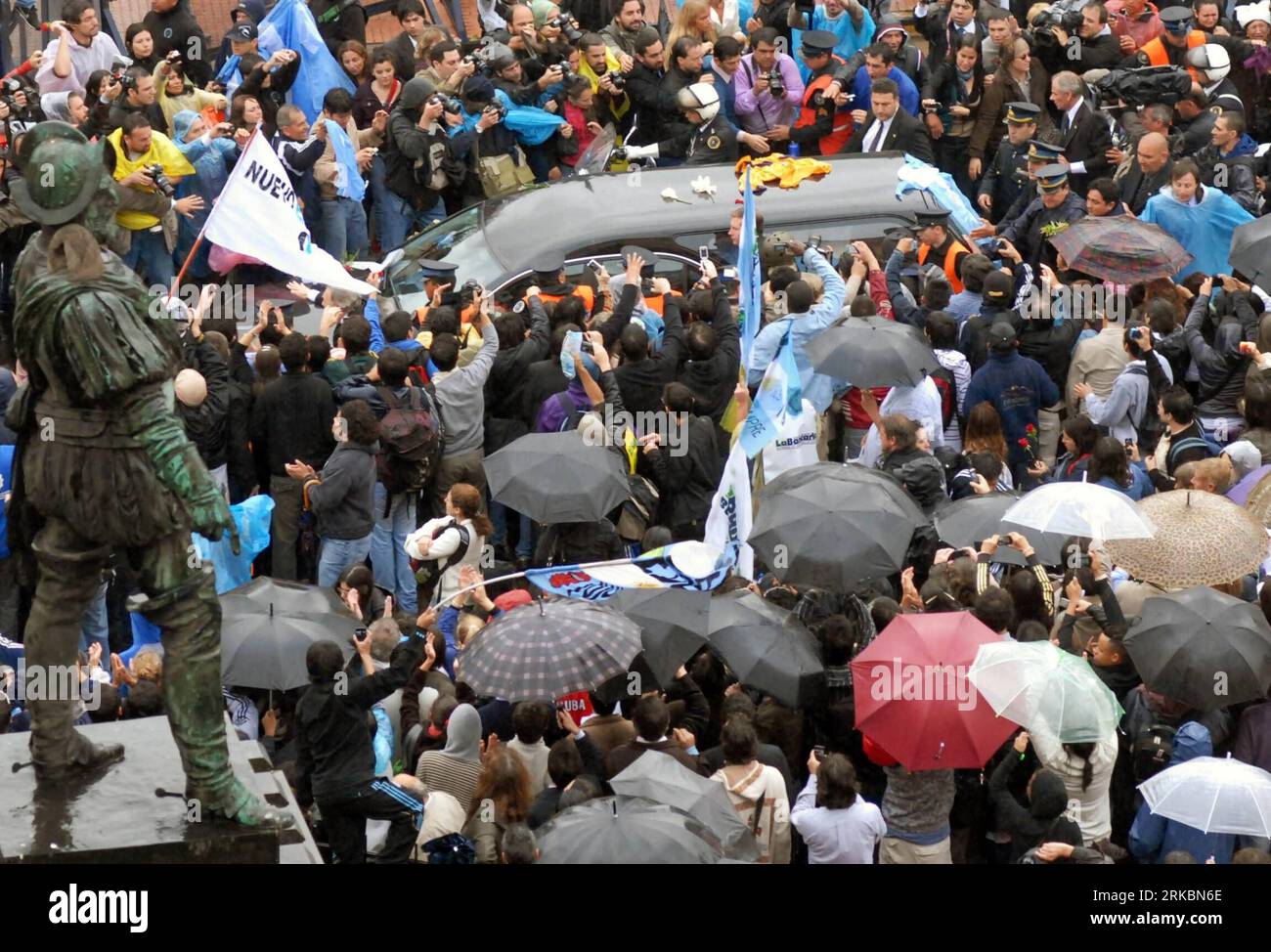 Bildnummer : 54585407 Datum : 29.10.2010 Copyright : imago/Xinhua (101029) -- BUENOS AIRES, 29 octobre 2010 (Xinhua) -- rendez hommage au corbillard qui transporte les restes de l’ancien président argentin Nestor Kirchner du Palais présidentiel Casa Rosada à un aéroport local pour un vol vers son domicile El Calafate, province de Santa Cruz, où il sera enterré dans le cimetière familial, le 29 octobre 2010. (Xinhua/Leonardo Zavattaro/Telam) ARGENTINA-BUENOS AIRES-KIRCHNER-FUNERAL PUBLICATIONxNOTxINxCHN People Politik Beerdigung Trauer Kirchner premiumd kbdig xcb 2010 quer Bildnummer 54585407 Date 29 Banque D'Images