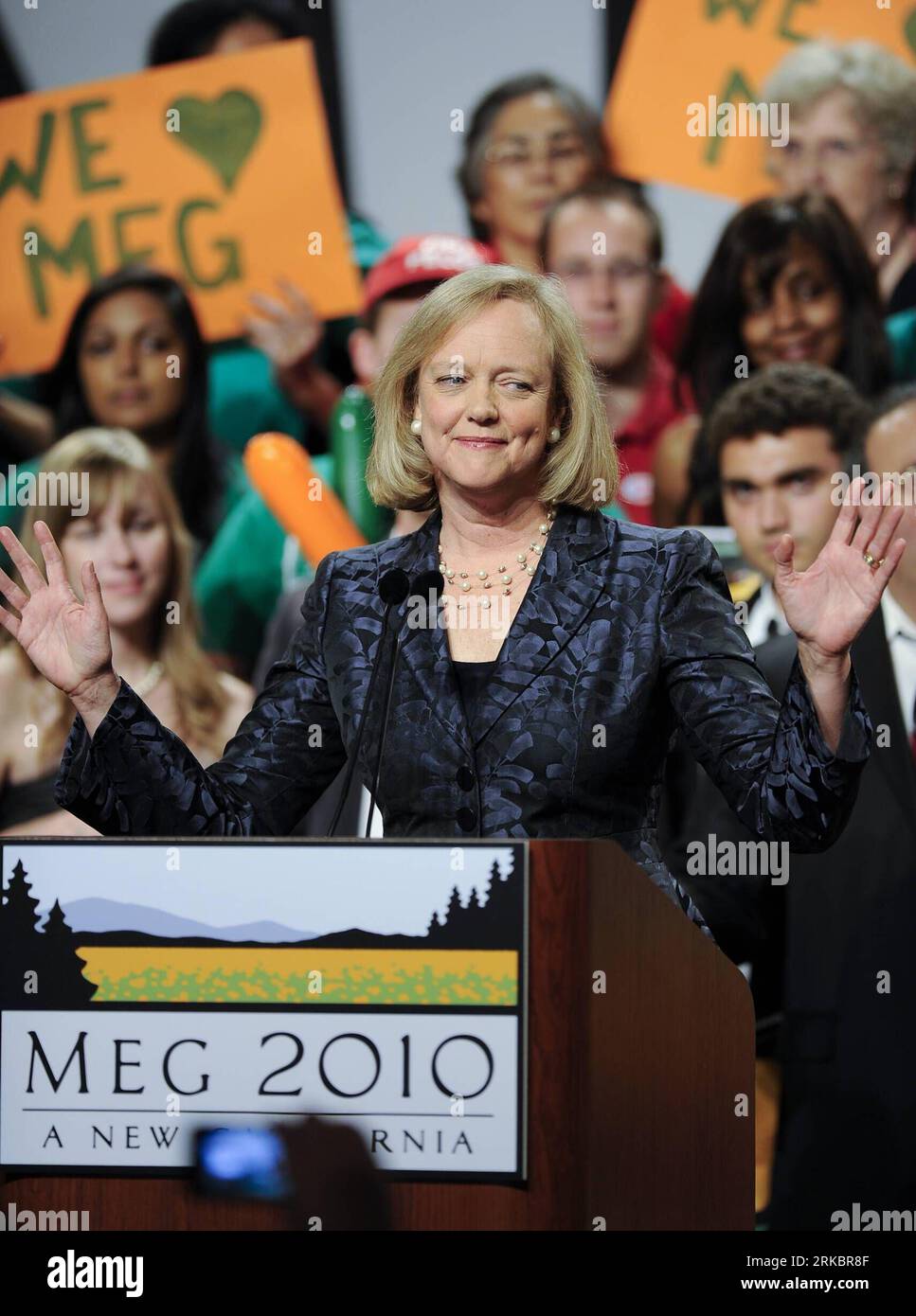 Bildnummer : 54599423 Datum : 02.11.2010 Copyright : imago/Xinhua LOS ANGELES, 3 novembre 2010 (Xinhua) -- la candidate républicaine californienne au poste de gouverneur Meg Whitman fait des gestes alors qu'elle prononce son discours de concession lors de son rassemblement de nuit électorale à Los Angeles, aux États-Unis, le 2 novembre 2010. (Xinhua/Qi Heng) (wjd) US-CALIFORNIA-GOVERNOR-MEG WHITMAN-VAINCU PUBLICATIONxNOTxINxCHN People Politik USA Wahlen o0 Kongresswahl Senat Kongress Zwischenwahl o0 kbdig xcb 2010 hoch Premiumd Bildnummer 54599423 Date 02 11 2010 Copyright XINHUA Californie Imago xinhua Los Angeles 3 2010 Nov Banque D'Images