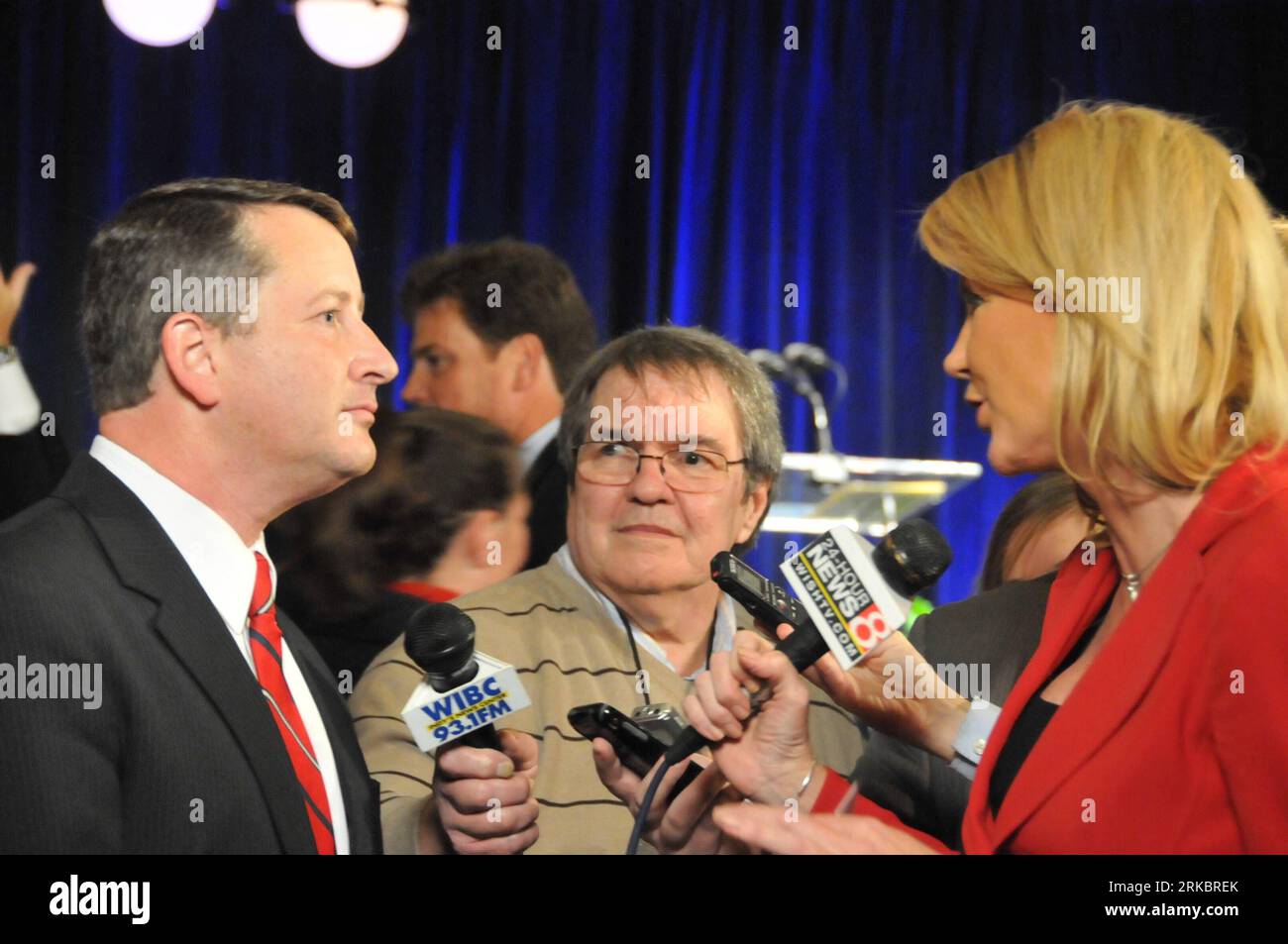 Bildnummer : 54600814 Datum : 02.11.2010 Copyright : imago/Xinhua INDIANAPOLIS, 3 novembre 2010 (Xinhua) -- le secrétaire d'État nouvellement élu Charlie White (L) est interviewé lors d'une célébration de la victoire des républicains lors de l'élection de mi-mandat de l'État Indiana dans la capitale de l'État indien Indianapolis, aux États-Unis, le 2 novembre 2010. Les chaînes de télévision américaines ont déclaré le républicain Dan Coats vainqueur de la course au Sénat en Indiana, prenant le siège du démocrate sortant EvanxBayh. (Xinhua/Jiang Xintong) (zf) Etats-Unis-ÉLECTIONS DE MI-MANDAT-INDIANA-RÉPUBLICAINS PUBLICATIONxNOTxINxCHN People Politik USA Wahlen o0 Kong Banque D'Images