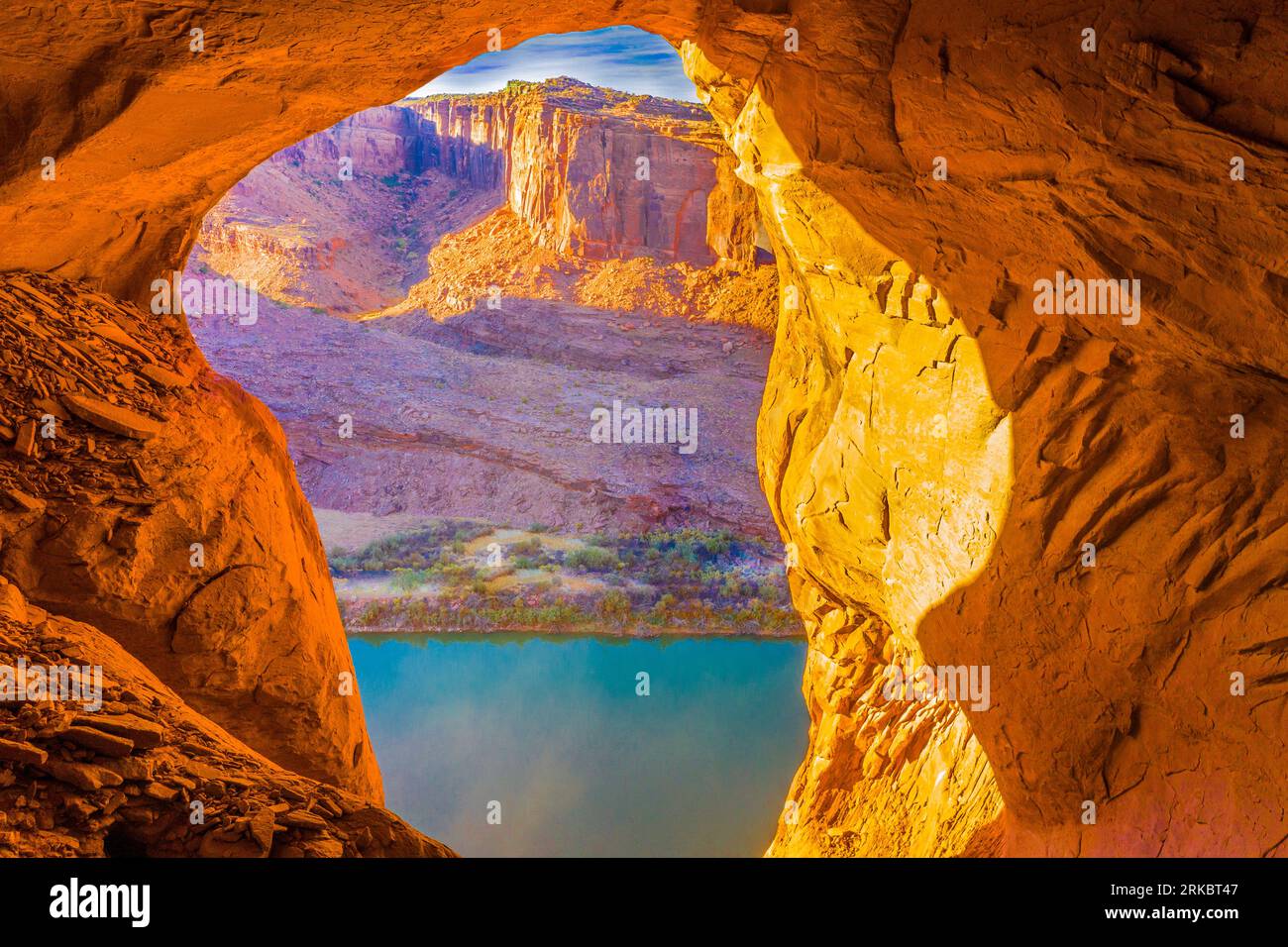 Grotte le long du fleuve Colorado encadre des canyons près de Moab, Utah Banque D'Images