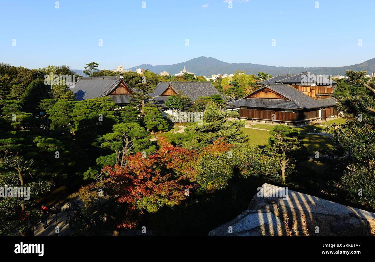 Bildnummer : 54608462 Datum : 04.11.2010 Copyright : imago/Xinhua (101104) -- KYOTO, 4 novembre 2010 (Xinhua) -- la photo prise le 4 novembre 2010 montre le palais Honmaru du château de Nijo à Kyoto, au Japon. Le château de Nijo est un château plat situé à Kyoto, au Japon. Le château se composait de deux anneaux concentriques de fortifications, le palais Ninomaru, le palais Honamaru, divers autres bâtiments et jardins. Le château couvre une superficie de 275 000 mètres carrés, dont 8 000 mètres carrés sont des bâtiments. Tokugawa Ieyasu, le bailleur de fonds du shogunat Tokugawa, construit le château en 1603. (Xinhua/Ji Chun Banque D'Images
