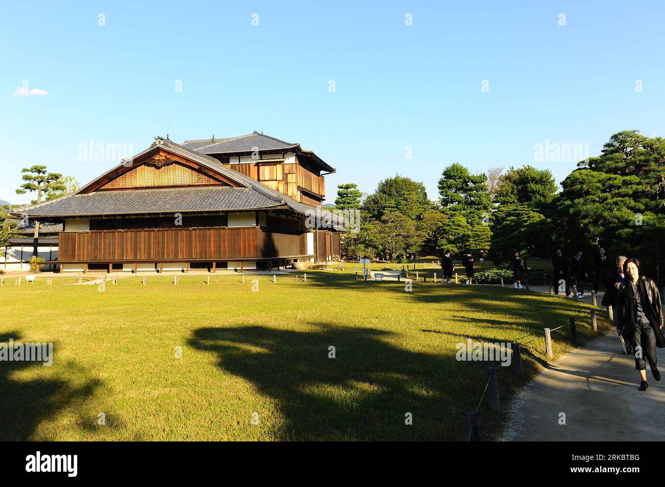Bildnummer : 54608461 Datum : 04.11.2010 Copyright : imago/Xinhua (101104) -- KYOTO, 4 novembre 2010 (Xinhua) -- les touristes visitent le palais Honmaru du château de Nijo à Kyoto, Japon, 4 novembre 2010. Le château de Nijo est un château plat situé à Kyoto, au Japon. Le château se composait de deux anneaux concentriques de fortifications, le palais Ninomaru, le palais Honamaru, divers autres bâtiments et jardins. Le château couvre une superficie de 275 000 mètres carrés, dont 8 000 mètres carrés sont des bâtiments. Tokugawa Ieyasu, le bailleur de fonds du shogunat Tokugawa, construit le château en 1603. (Xinhua/Ji Chunpeng) Banque D'Images