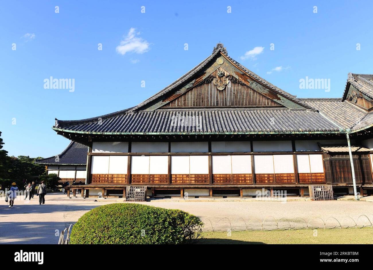 Bildnummer : 54608463 Datum : 04.11.2010 Copyright : imago/Xinhua (101104) -- KYOTO, 4 novembre 2010 (Xinhua) -- les touristes visitent le palais Ninomaru du château de Nijo à Kyoto, Japon, 4 novembre 2010. Le château de Nijo est un château plat situé à Kyoto, au Japon. Le château se composait de deux anneaux concentriques de fortifications, le palais Ninomaru, le palais Honamaru, divers autres bâtiments et jardins. Le château couvre une superficie de 275 000 mètres carrés, dont 8 000 mètres carrés sont des bâtiments. Tokugawa Ieyasu, le bailleur de fonds du shogunat Tokugawa, construit le château en 1603. (Xinhua/Ji Chunpeng Banque D'Images