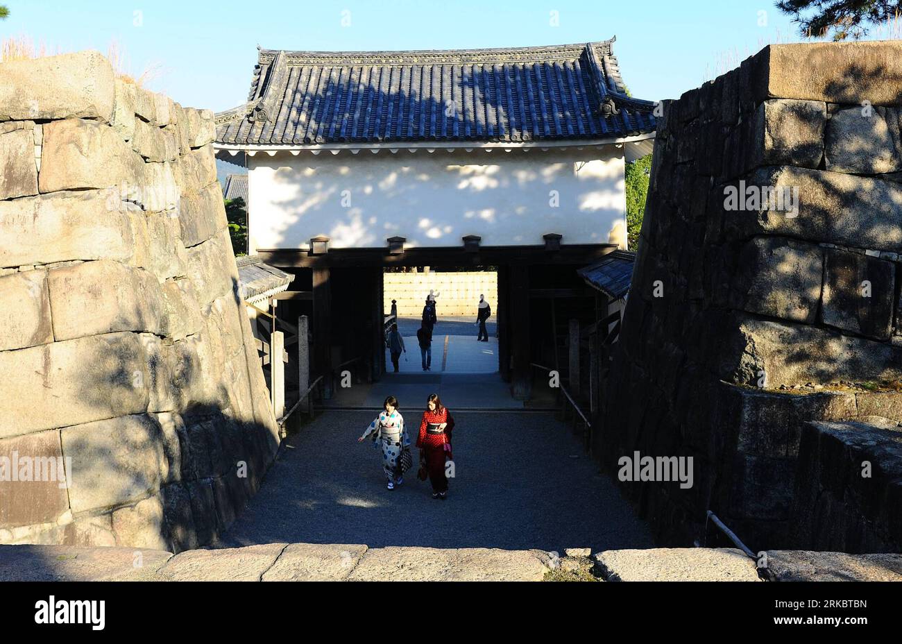 Bildnummer : 54608468 Datum : 04.11.2010 Copyright : imago/Xinhua (101104) -- KYOTO, 4 novembre 2010 (Xinhua) -- les touristes visitent le château de Nijo à Kyoto, Japon, 4 novembre 2010. Le château de Nijo est un château plat situé à Kyoto, au Japon. Le château se composait de deux anneaux concentriques de fortifications, le palais Ninomaru, le palais Honamaru, divers autres bâtiments et jardins. Le château couvre une superficie de 275 000 mètres carrés, dont 8 000 mètres carrés sont des bâtiments. Tokugawa Ieyasu, le bailleur de fonds du shogunat Tokugawa, construit le château en 1603. (Xinhua/Ji Chunpeng) (yc) JAPON-KYOTO-NIJO Banque D'Images