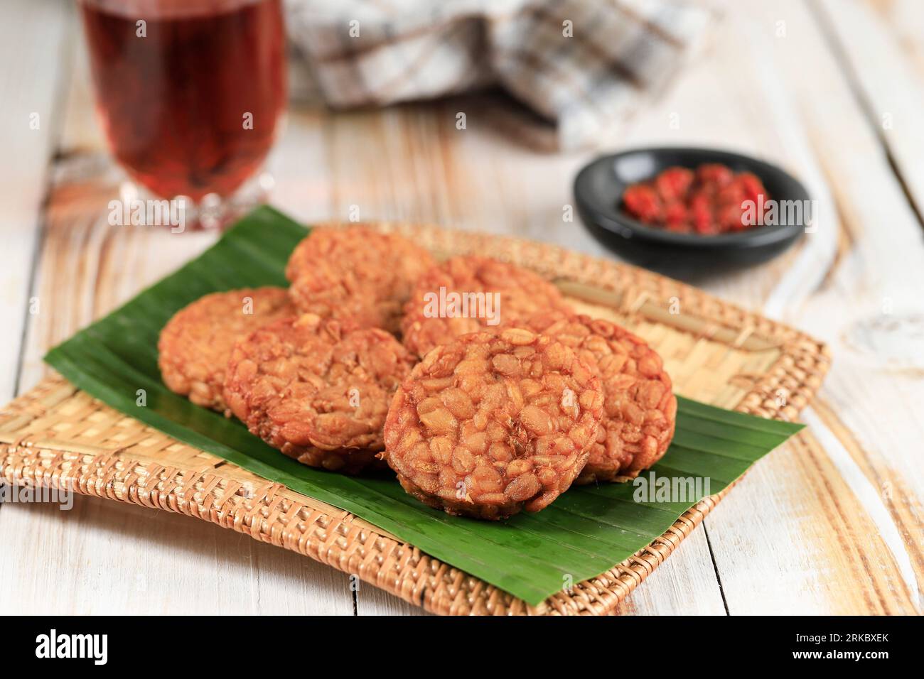 Tempeh rond Goreng ou tempe frit servi avec Sambal et thé chaud. Banque D'Images