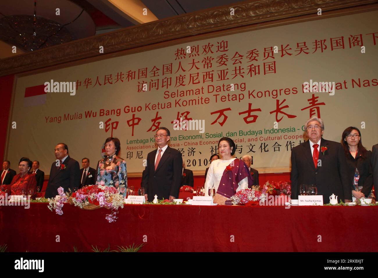 Bildnummer : 54623367 Datum : 09.11.2010 Copyright : imago/Xinhua (101109) - JAKARTA, 9 novembre 2010 (Xinhua) -- Wu Bangguo (3e Front R), président du Comité permanent du Congrès national populaire de Chine, la législature supérieure du pays, Taufik Kiemas (1e Front R), président de l Assemblée consultative populaire d Indonésie, et l’ancienne présidente indonésienne Megawati Soekarnoputri (2e front R) assistent à un banquet organisé par l’Association de coopération économique, sociale et culturelle Indonésie-Chine à Jakarta, capitale de l’Indonésie, le 9 novembre 2010. (Xinhua/Liu Weibing) (zhs) INDONÉSIE-CHINE-W Banque D'Images