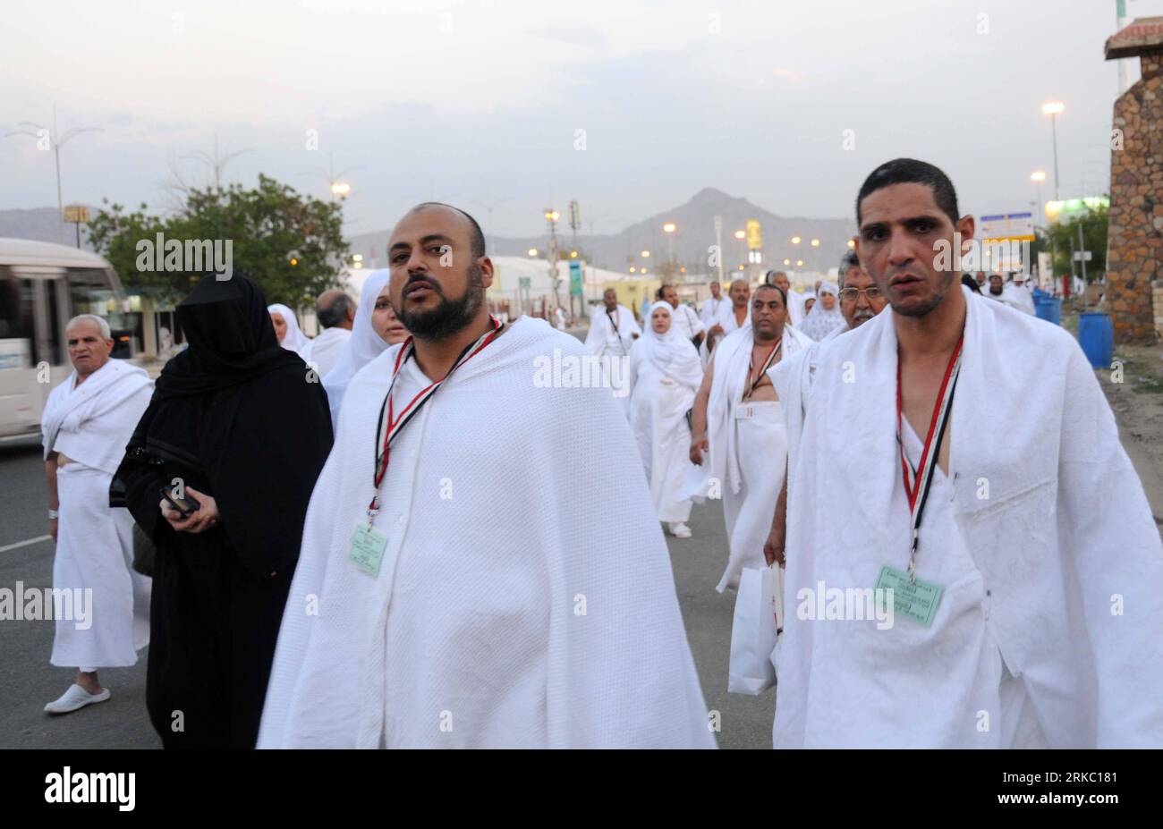 Bildnummer : 54638568 Datum : 14.11.2010 Copyright : imago/Xinhua (101114) -- LA MECQUE, 14 novembre 2010 (Xinhua) -- les pèlerins musulmans marchent vers le Mont Arafat depuis Mina près de la ville sainte de la Mecque en Arabie Saoudite, 14 novembre 2010. Des centaines de milliers de musulmans ont commencé dimanche le pèlerinage annuel du Hajj, déversant de la ville sainte de la Mecque à la ville de tentes de Mina. (Xinhua/Wang Bo) (zw) SAUDI ARABIA-MECCA-HAJJ PUBLICATIONxNOTxINxCHN Gesellschaft religion Islam Pilger Pilgerfahrt Moslems Wallfahrt traditionelle Feste kbdig xub 2010 quer premiumd Bildnummer 54638568 Date 14 11 2010 Copyright Imago Banque D'Images