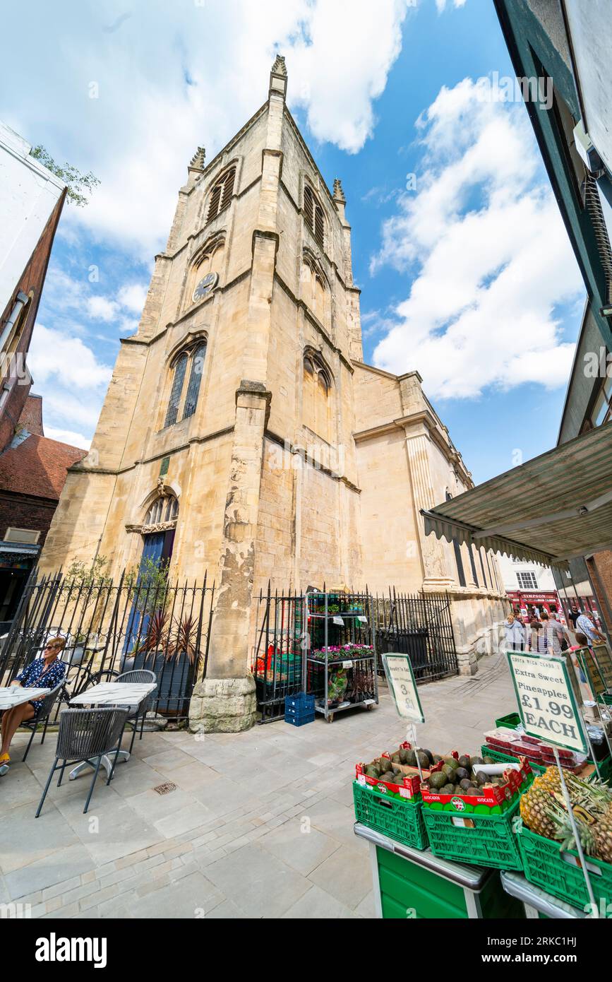 Worcester,Worcestershire,Royaume-Uni-août 17 2023 : l'extrémité est et le clocher du bâtiment anglican historique du 17e siècle, une rue étroite relie Pede Banque D'Images