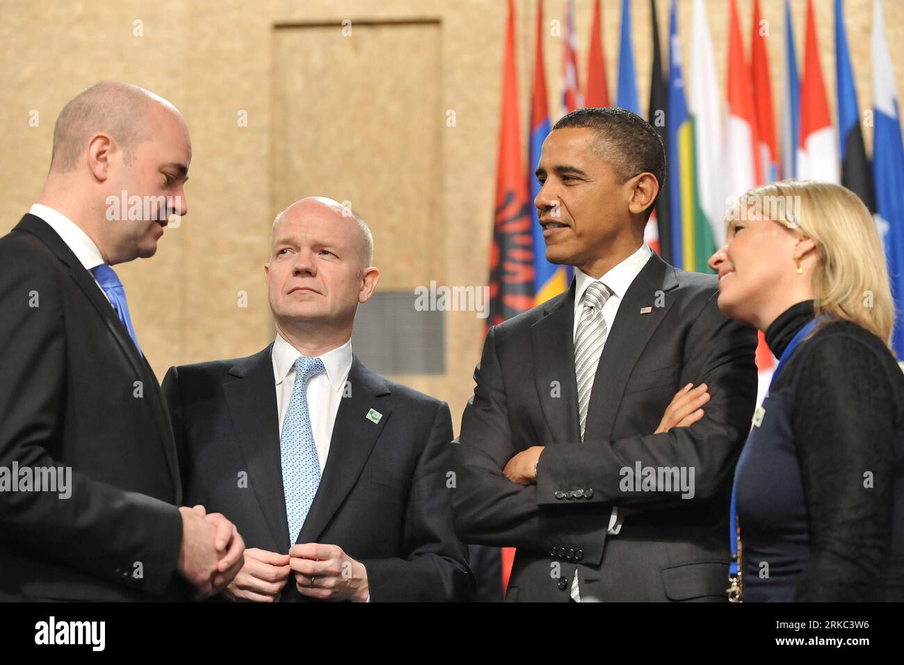 Bildnummer : 54660721 Datum : 20.11.2010 Copyright : imago/Xinhua (101120) -- LISBONNE, 20 novembre 2010 (Xinhua) -- le président AMÉRICAIN Barak Obama (2e R) s'entretient avec le Premier ministre suédois Fredrik Reinfeldt (1e L), le ministre britannique des Affaires étrangères William Hague (2e L) et la ministre danoise des Affaires étrangères Lene Espersen lors du deuxième jour du sommet de l'OTAN sur la question de l'Afghanistan à Lisbonne, capitale du Portugal, le 20 novembre 2010. (Xinhua/Wu Wei)(zl) PORTUGAL-LISBONNE-SOMMET de l'OTAN-AFGHANISTAN ISSUE PUBLICATIONxNOTxINxCHN People Politik Nato Gipfel Lissabon kbdig xdp premiumd 2010 quer o0 Gipfeltreffen Afghanistan Kon Banque D'Images