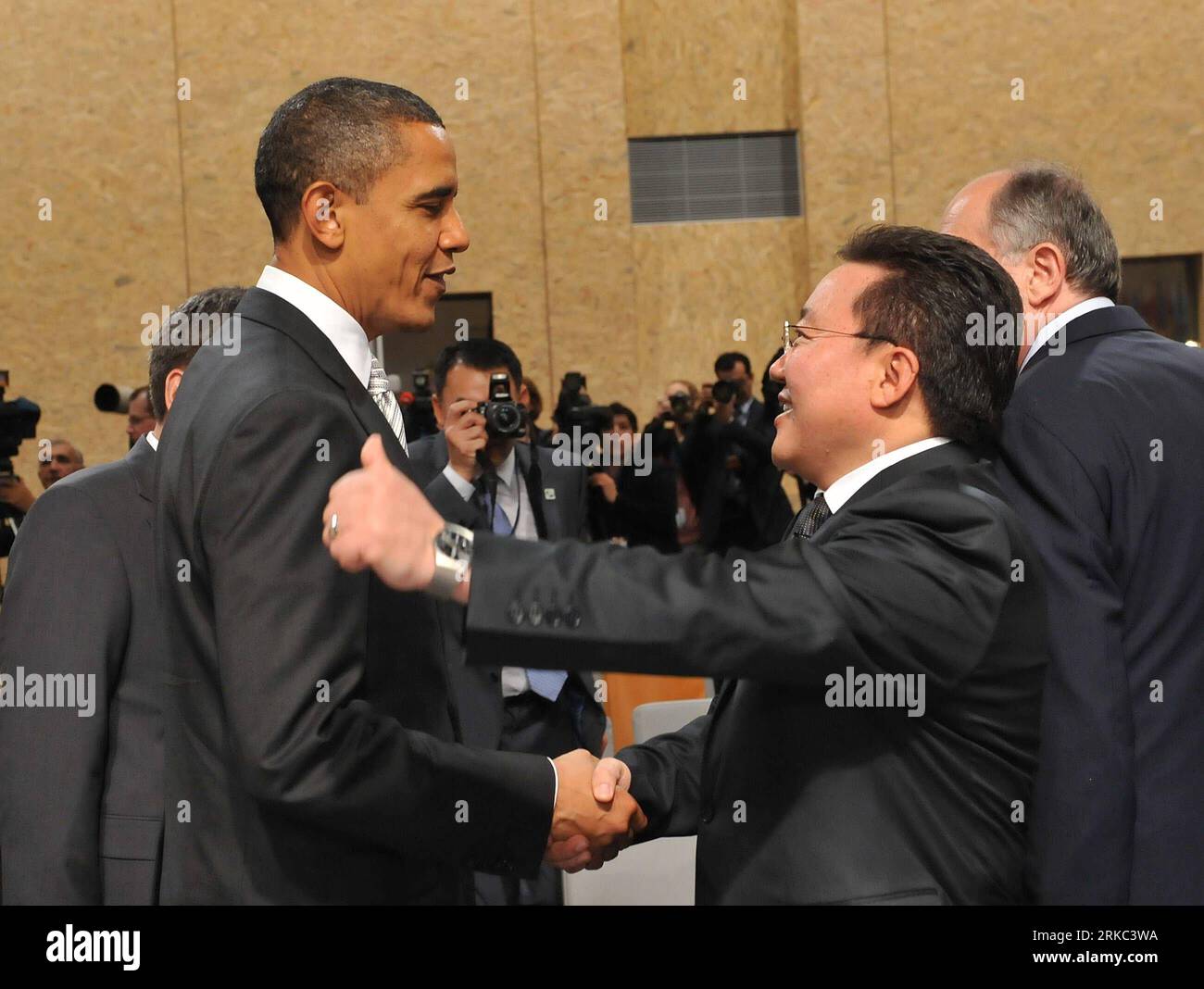 Bildnummer : 54660723 Datum : 20.11.2010 Copyright : imago/Xinhua (101120) -- LISBONNE, 20 novembre 2010 (Xinhua) -- le président américain Barak Obama (L) s'entretient avec le président mongol Tsakhia Elbegdorj lors du deuxième jour du sommet de l'OTAN sur la question de l'Afghanistan à Lisbonne, capitale du Portugal, le 20 novembre 2010. (Xinhua/Wu Wei)(zl) PORTUGAL-LISBONNE-SOMMET de l'OTAN-AFGHANISTAN ISSUE PUBLICATIONxNOTxINxCHN People Politik OTAN Gipfel Lissabon kbdig xdp premiumd 2010 quer o0 Gipfeltreffen Afghanistan Konferenz Bildnummer 54660723 Date 20 11 2010 Copyright Imago XINHUA 101120 Lisbonne nov 20 2010 Président des Etats-Unis Banque D'Images