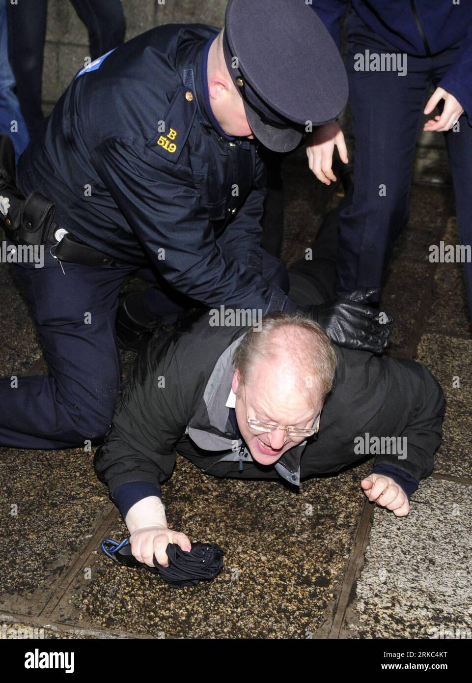 Bildnummer : 54663921 Datum : 21.11.2010 Copyright : imago/Xinhua DUBLIN, 21 novembre 2010 (Xinhua) -- Une manifestante est arrêtée après avoir essayé d'arrêter la voiture transportant le ministère irlandais du Tourisme, de la Culture et de la Culture alors qu'elle arrive pour une réunion du cabinet aux bâtiments du gouvernement, à Dublin, Irlande, le 21 novembre 2010. Des protestations ont été lancées ici alors que le gouvernement irlandais tenait une réunion du cabinet pour finaliser son plan quadriennal de réduction de son déficit budgétaire, sur lequel le ministre des Finances Brian Lenihan devait suggérer de faire une demande officielle d'aide. (Xinhua/Zeng Yi) (wjd) IRLANDE-DUBLIN-CRISE DE LA DETTE-CABINET MEETI Banque D'Images