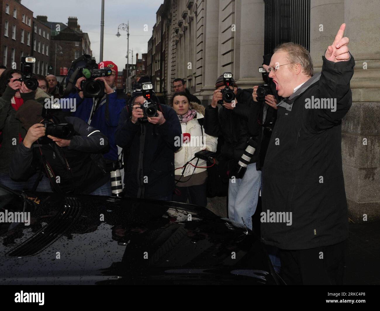 Bildnummer : 54663926 Datum : 21.11.2010 Copyright : imago/Xinhua DUBLIN, 21 novembre 2010 (Xinhua) -- Une manifestante arrête la voiture transportant le tourisme irlandais, la culture et le ministre alors qu'elle arrive pour une réunion du cabinet aux bâtiments du gouvernement, à Dublin, Irlande, le 21 novembre 2010. Des protestations ont été lancées ici alors que le gouvernement irlandais tenait une réunion du cabinet pour finaliser son plan quadriennal de réduction de son déficit budgétaire, sur lequel le ministre des Finances Brian Lenihan devait suggérer de faire une demande officielle d'aide. (Xinhua/Zeng Yi) (wjd) IRLANDE-DUBLIN-CRISE DE LA DETTE-RÉUNION DU CABINET-PROTESTATION PUBLICATIONxNOTxI Banque D'Images