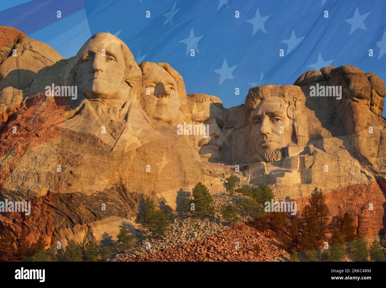 Mémorial national du Mont Rushmore, à l'aube, avec drapeau américain superposé. Black Hills, Dakota du Sud Banque D'Images