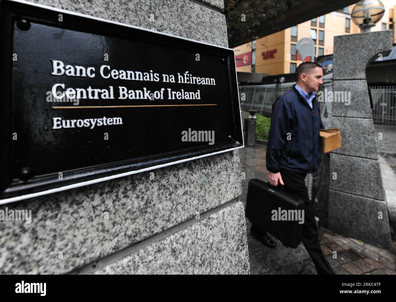 Bildnummer : 54666202 Datum : 22.11.2010 Copyright : imago/Xinhua (101122) -- DUBLIN, 22 novembre 2010 (Xinhua) -- un homme sort de la Banque centrale d'Irlande à Dublin, Irlande, 22 novembre 2010. Dimanche soir, le Premier ministre irlandais Brian Cowen a confirmé que l'Union européenne (UE) avait accepté la demande du gouvernement irlandais d'un paquet d'aide financière de l'UE et du Fonds monétaire international (FMI). (Xinhua/Zeng Yi) IRLANDE-DUBLIN-CRISE DE LA DETTE-SAUVETAGE PUBLICATIONxNOTxINxCHN Wirtschaft Finanzkrise Banken Bankenkrise Irland Krise Finanzen kbdig xng 2010 quer premiumd o0 Euro-Rettungsschirm Schu Banque D'Images