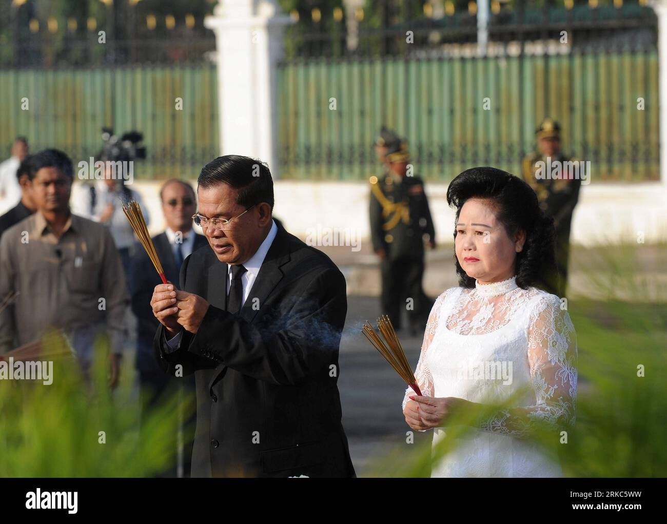 Bildnummer : 54675353 Datum : 25.11.2010 Copyright : imago/Xinhua (101125) -- PHNOM PENH, 25 novembre 2010 (Xinhua) -- le Premier ministre cambodgien Hun Sen (à gauche) et son épouse Bun Rany Hun Sen assistent à la cérémonie de deuil des victimes de la ruée à Phnom Penh le 25 novembre 2010. La cérémonie a eu lieu le 25 novembre pour pleurer les morts dans la ruée qui a eu lieu à Phnom Penh le 22 novembre. (Xinhua/Chen Duo) (axy) CAMBODGE-PHNOM PENH-STAMPEDE-DEUIL CEMORATION PUBLICATIONxNOTxINxCHN People Politik Gesellschaft Katastrophe Brücke Massenpanik Wasserfest Trauer Trauerfeier Gedenken k Banque D'Images