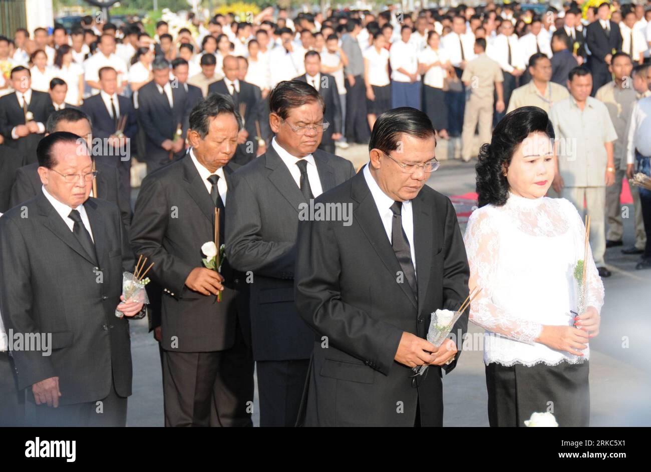 Bildnummer : 54675358 Datum : 25.11.2010 Copyright : imago/Xinhua (101125) -- PHNOM PENH, 25 novembre 2010 (Xinhua) -- le Premier ministre cambodgien Hun Sen (G) et son épouse Bun Rany Hun Sen (D) assistent à la cérémonie de deuil des victimes de la ruée le 25 novembre 2010 à Phnom Penh. La cérémonie a eu lieu le 25 novembre pour pleurer les morts dans la ruée qui a eu lieu à Phnom Penh le 22 novembre. (Xinhua/Lei Baisong) (zyw) CAMBODGE-PHNOM PENH-STAMPEDE-CÉRÉMONIE DE DEUIL-HUN SEN PUBLICATIONxNOTxINxCHN People Politik Gesellschaft Katastrophe Brücke Massenpanik Wasserfest Trauer Trauerf Banque D'Images