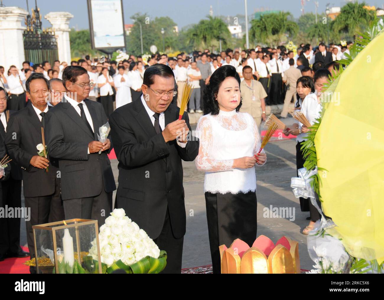 (101125) -- PHNOM PENH, 25 novembre 2010 (Xinhua) -- le Premier ministre cambodgien Hun Sen (à gauche) et son épouse Bun Rany Hun Sen (à droite) assistent à la cérémonie de deuil des victimes de la ruée lors de la journée nationale de deuil à Phnom Penh le 25 novembre 2010. La cérémonie a eu lieu le 25 novembre pour pleurer les personnes qui sont mortes dans la ruée qui a eu lieu à Phnom Penh le 22 novembre. (Xinhua/Lei Baisong) (zyw) CAMBODGE-PHNOM PENH-STAMPEDE-CÉRÉMONIE DE DEUIL-HUN SEN PUBLICATIONxNOTxINxCHN Banque D'Images