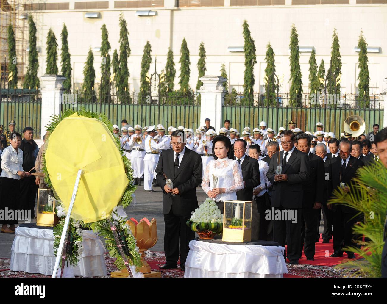 Bildnummer : 54675352 Datum : 25.11.2010 Copyright : imago/Xinhua (101125) -- PHNOM PENH, 25 novembre 2010 (Xinhua) -- le Premier ministre cambodgien Hun Sen (Front L) et son épouse Bun Rany Hun Sen (Front R) assistent à la cérémonie de deuil des victimes de la ruée le 25 novembre 2010 à Phnom Penh. La cérémonie a eu lieu le 25 novembre pour pleurer les morts dans la ruée qui a eu lieu à Phnom Penh le 22 novembre. (Xinhua/Chen Duo) (axy) CAMBODGE-PHNOM PENH-STAMPEDE-DEUIL CEMORATION PUBLICATIONxNOTxINxCHN People Politik Gesellschaft Katastrophe Brücke Massenpanik Wasserfest Trauer Trauer Banque D'Images