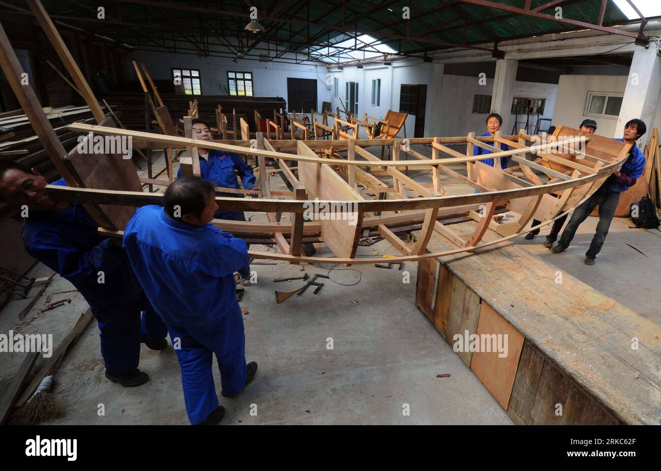 Bildnummer : 54677275 Datum : 25.11.2010 Copyright : imago/Xinhua (101125) -- ZHOUSHAN, 25 novembre 2010 (Xinhua) -- les artisans travaillent à l'atelier du CEN à Zhoushan, dans la province du Zhejiang de l'est de la Chine, 25 novembre 2010. L'atelier CEN de Zhoushan a une histoire de plus de 100 ans dans la construction de voiliers en bois archaïsés, qui montrent les excellentes compétences chinoises traditionnelles de construction de bateaux, et des pensées de conception uniques avec des caractéristiques régionales. Les compétences artisanales de l'atelier du CEN ont été répertoriées comme l'un des patrimoines culturels immatériels nationaux de la Chine. (Xinhua/Xu Yu) (wyo) CHINE-ZHOUSHAN-CONSTRUCTION DE VOILIERS-CEN S. Banque D'Images