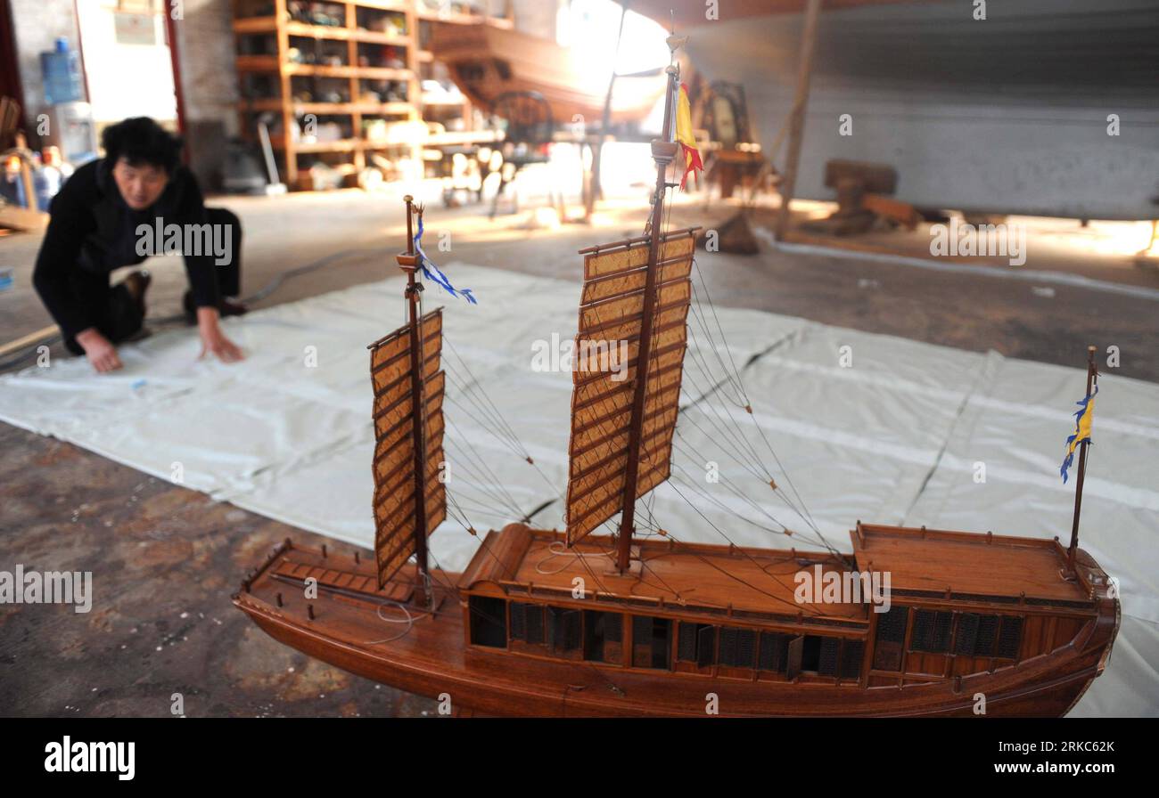 Bildnummer : 54677282 Datum : 25.11.2010 Copyright : imago/Xinhua (101125) -- ZHOUSHAN, 25 novembre 2010 (Xinhua) -- Un artisan fait correspondre les voiles à l'atelier du CEN à Zhoushan, province du Zhejiang dans l'est de la Chine, 25 novembre 2010. L'atelier CEN de Zhoushan a une histoire de plus de 100 ans dans la construction de voiliers en bois archaïsés, qui montrent les excellentes compétences chinoises traditionnelles de construction de bateaux, et des pensées de conception uniques avec des caractéristiques régionales. Les compétences artisanales de l'atelier du CEN ont été répertoriées comme l'un des patrimoines culturels immatériels nationaux de la Chine. (Xinhua/Xu Yu) (wyo) CHINA-ZHOUSHAN-VOILIER Banque D'Images