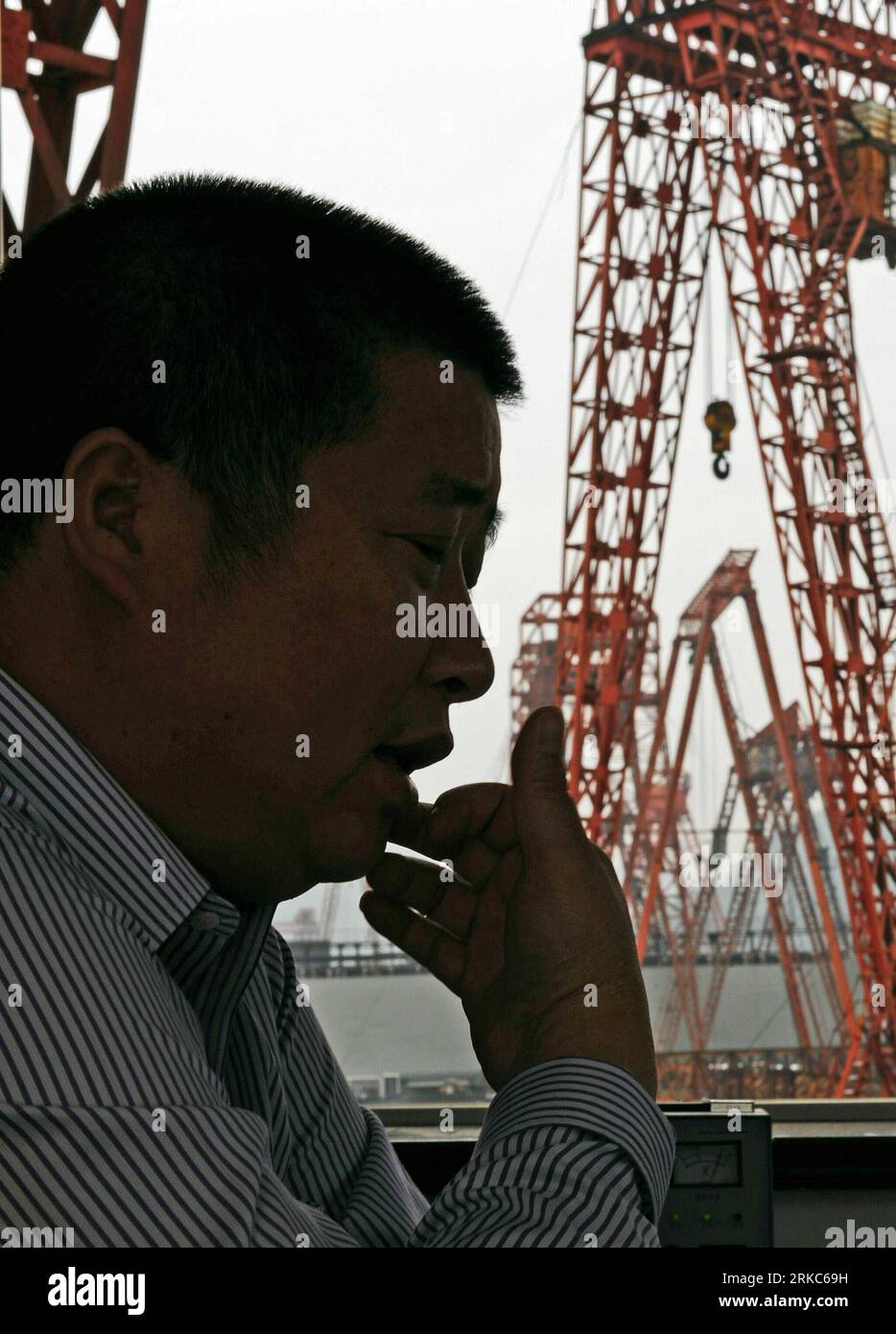 Bildnummer : 54678828 Datum : 28.09.2010 Copyright : imago/Xinhua (101126) -- TAIZHOU, 26 novembre 2010 (Xinhua) -- le propriétaire d'un chantier naval privé Li Changxian est vu à son chantier naval dans la ville de Taizhou, dans la province du Zhejiang de l'est de la Chine, le 28 septembre 2010. En plus de 40 ans, l'océan vaste et profond a donné à Li Changxian tout sauf les soucis. Mais depuis le début de la crise financière mondiale il y a deux ans, le milliardaire de 44 ans est tombé dans le blues. Debout dans le chantier naval autrefois animé de Hongda qu'il dirigeait à Taizhou, Li Changxian posa sa main sur la coque rouillée d'un navire inachevé et s'interrogea Banque D'Images