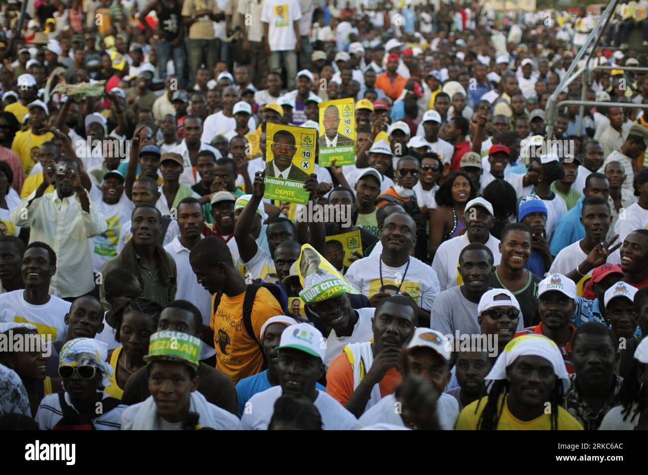 Bildnummer : 54678820 Datum : 25.11.2010 Copyright : imago/Xinhua (101126) -- PORT-au-PRINCE, 26 novembre 2010 (Xinhua) -- assister à un rassemblement pour le candidat à la présidence haïtienne Jude Celestin dans le quartier Delmas de Port-au-Prince, capitale d'Haïti, le 25 novembre 2010. Haïti tiendra l'élection présidentielle le 28 novembre au milieu de l'épidémie de choléra qui a tué au moins 1 000 personnes. (Xinhua/Str) (axy) PUBLICATIONxNOTxINxCHN Politik Wahl Präsidentschaftswahl Demo kbdig xng 2010 quer premiumd o0 Anhänger, Menge, Menschenmenge Bildnummer 54678820 Date 25 11 2010 Copyright Imago XINHUA Port au Prince nov Banque D'Images Bildnummer : 54678820 Datum : 25.11.2010 Copyright : imago/Xinhua (101126) -- PORT-au-PRINCE, 26 novembre 2010 (Xinhua) -- assister à un rassemblement pour le candidat à la présidence haïtienne Jude Celestin dans le quartier Delmas de Port-au-Prince, capitale d'Haïti, le 25 novembre 2010. Haïti tiendra l'élection présidentielle le 28 novembre au milieu de l'épidémie de choléra qui a tué au moins 1 000 personnes. (Xinhua/Str) (axy) PUBLICATIONxNOTxINxCHN Politik Wahl Präsidentschaftswahl Demo kbdig xng 2010 quer premiumd o0 Anhänger, Menge, Menschenmenge Bildnummer 54678820 Date 25 11 2010 Copyright Imago XINHUA Port au Prince nov Banque D'Images