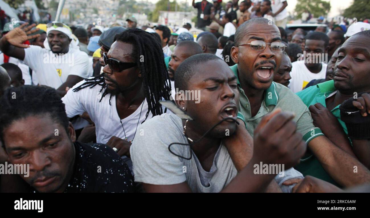 Bildnummer : 54678817 Datum : 25.11.2010 Copyright : imago/Xinhua (101126) -- PORT-au-PRINCE, 26 novembre 2010 (Xinhua) -- assister à un rassemblement pour le candidat à la présidence haïtienne Jude Celestin dans le quartier Delmas de Port-au-Prince, capitale d'Haïti, le 25 novembre 2010. Haïti tiendra l'élection présidentielle le 28 novembre au milieu de l'épidémie de choléra qui a tué au moins 1 000 personnes. (Xinhua/Str) (axy) PUBLICATIONxNOTxINxCHN Politik Wahl Präsidentschaftswahl Demo kbdig xng 2010 quer premiumd o0 Wut, Kampf, Anhänger Bildnummer 54678817 Date 25 11 2010 Copyright Imago XINHUA Port au Prince Nov 26 2010 XI Banque D'Images Bildnummer : 54678817 Datum : 25.11.2010 Copyright : imago/Xinhua (101126) -- PORT-au-PRINCE, 26 novembre 2010 (Xinhua) -- assister à un rassemblement pour le candidat à la présidence haïtienne Jude Celestin dans le quartier Delmas de Port-au-Prince, capitale d'Haïti, le 25 novembre 2010. Haïti tiendra l'élection présidentielle le 28 novembre au milieu de l'épidémie de choléra qui a tué au moins 1 000 personnes. (Xinhua/Str) (axy) PUBLICATIONxNOTxINxCHN Politik Wahl Präsidentschaftswahl Demo kbdig xng 2010 quer premiumd o0 Wut, Kampf, Anhänger Bildnummer 54678817 Date 25 11 2010 Copyright Imago XINHUA Port au Prince Nov 26 2010 XI Banque D'Images
