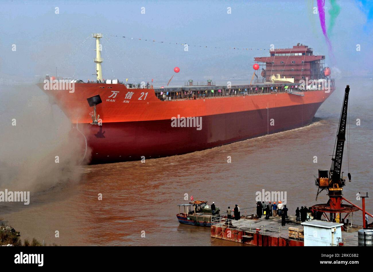 Bildnummer : 54678826 Datum : 25.11.2010 Copyright : imago/Xinhua (101126) -- TAIZHOU, 26 novembre 2010 (Xinhua) -- Un cargo de 31 000 tonnes de port en lourd est lancé à Huangyan de la ville de Taizhou, province de Zhejiang dans l'est de la Chine, le 25 novembre 2010. En plus de 40 ans, l'océan vaste et profond a donné à Li Changxian tout sauf les soucis. Mais depuis le début de la crise financière mondiale il y a deux ans, le milliardaire de 44 ans est tombé dans le blues. Debout dans le chantier naval autrefois animé de Hongda qu'il dirigeait à Taizhou, Li Changxian posa sa main sur la coque rouillée d'un navire inachevé et émerveillement Banque D'Images