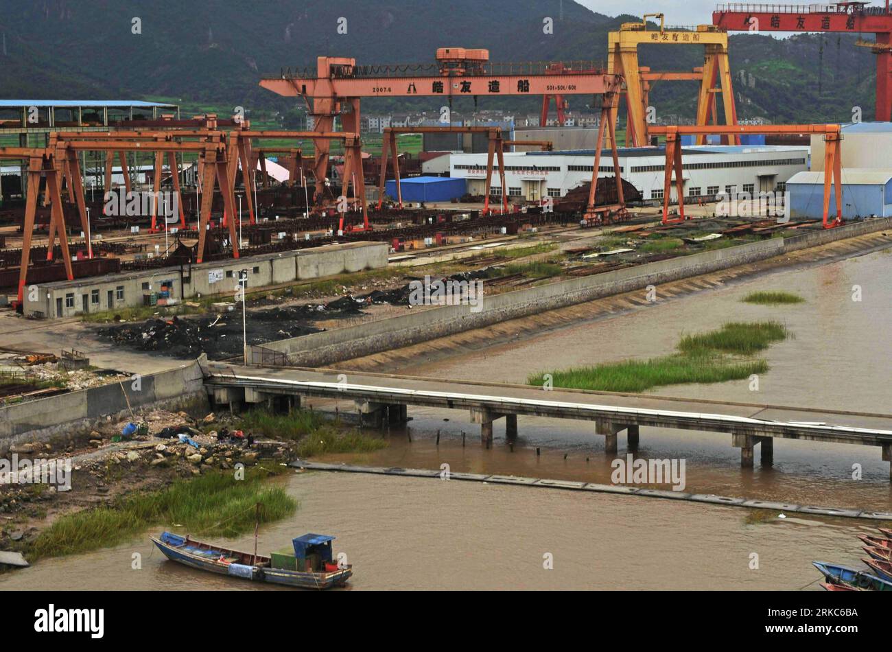 Bildnummer : 54678836 Datum : 29.09.2010 Copyright : imago/Xinhua (101126) -- TAIZHOU, 26 novembre 2010 (Xinhua) -- des grues de construction navale inactives sont vues dans un chantier naval privé dans le comté de Sanmen de Taizhou, province de Zhejiang dans l'est de la Chine, 29 septembre 2010. En plus de 40 ans, l'océan vaste et profond a donné à Li Changxian tout sauf les soucis. Mais depuis le début de la crise financière mondiale il y a deux ans, le milliardaire de 44 ans est tombé dans le blues. Debout dans le chantier naval autrefois animé de Hongda qu'il dirigeait à Taizhou, Li Changxian posa sa main sur la coque rouillée d'un navire inachevé Banque D'Images