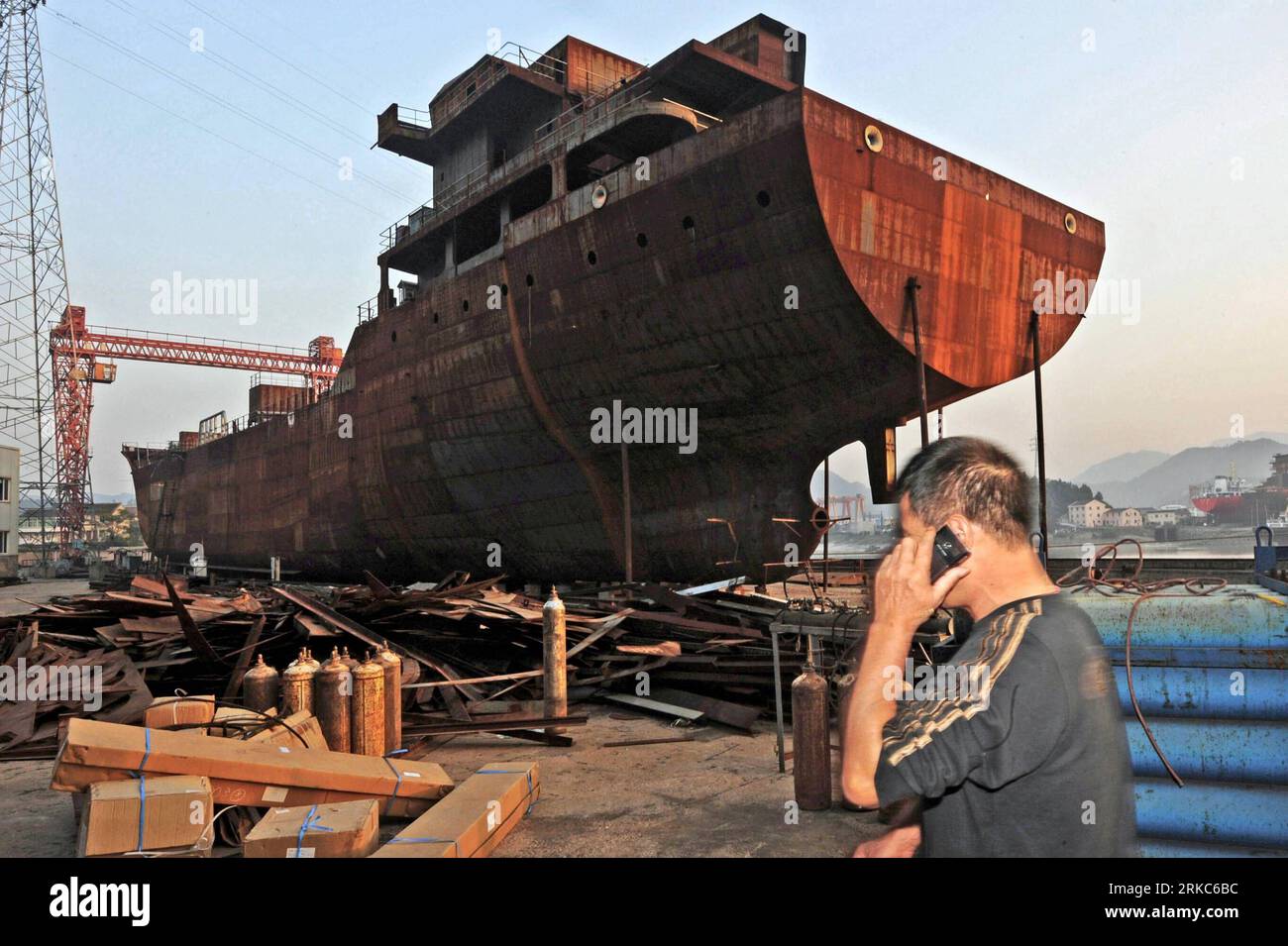 Bildnummer : 54678825 Datum : 17.11.2010 Copyright : imago/Xinhua (101126) -- TAIZHOU, 26 novembre 2010 (Xinhua) -- un navire inachevé est vu dans un chantier naval privé dans la ville de Taizhou, province de Zhejiang dans l'est de la Chine, le 17 octobre 2009. En plus de 40 ans, l'océan vaste et profond a donné à Li Changxian tout sauf les soucis. Mais depuis le début de la crise financière mondiale il y a deux ans, le milliardaire de 44 ans est tombé dans le blues. Debout dans le chantier naval autrefois animé de Hongda qu'il dirigeait à Taizhou, Li Changxian posa sa main sur la coque rouillée d'un navire inachevé et se demanda si c'était le cas Banque D'Images